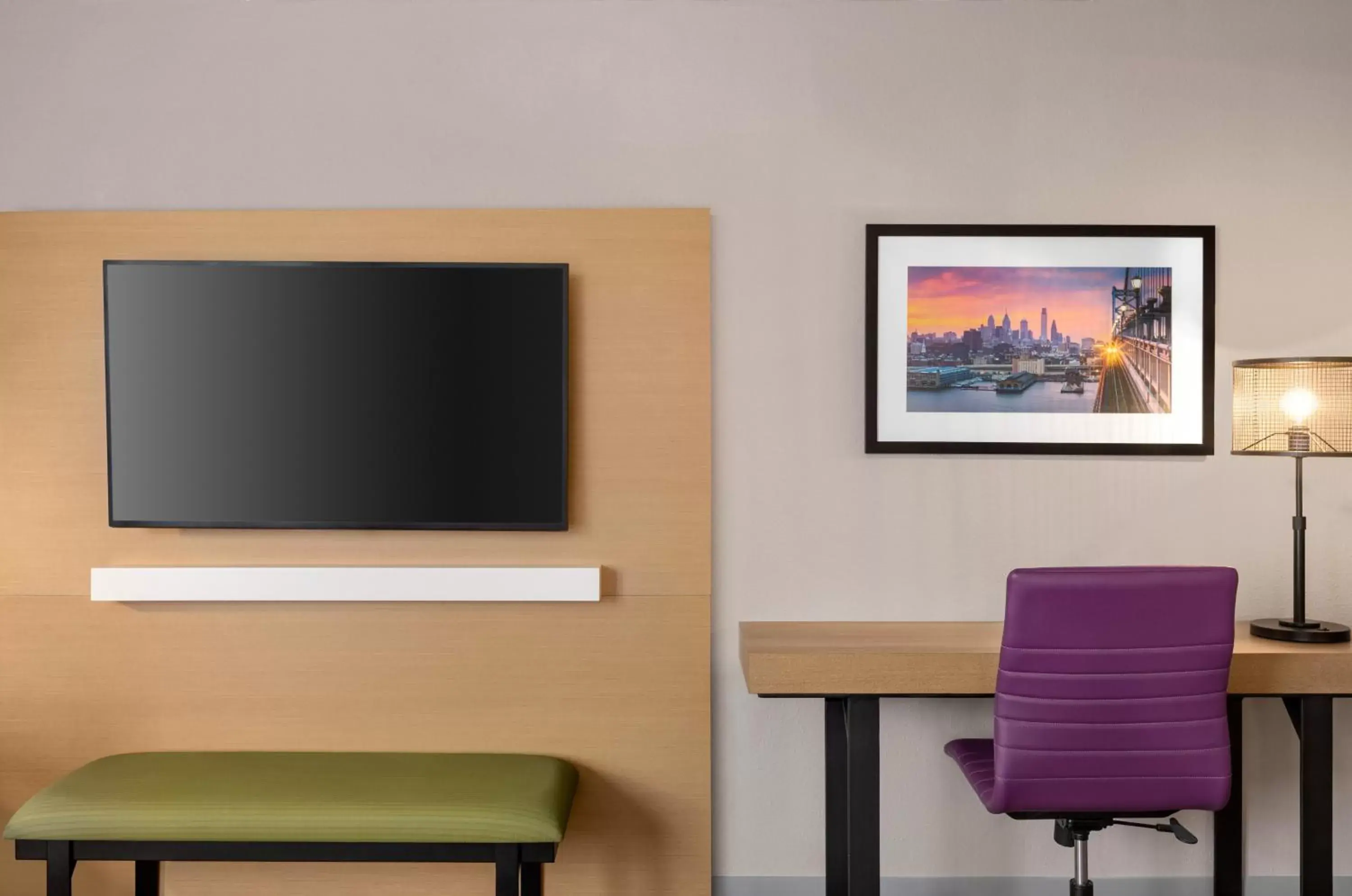 Bedroom, TV/Entertainment Center in Holiday Inn Philadelphia Arpt-Stadium Area, an IHG Hotel