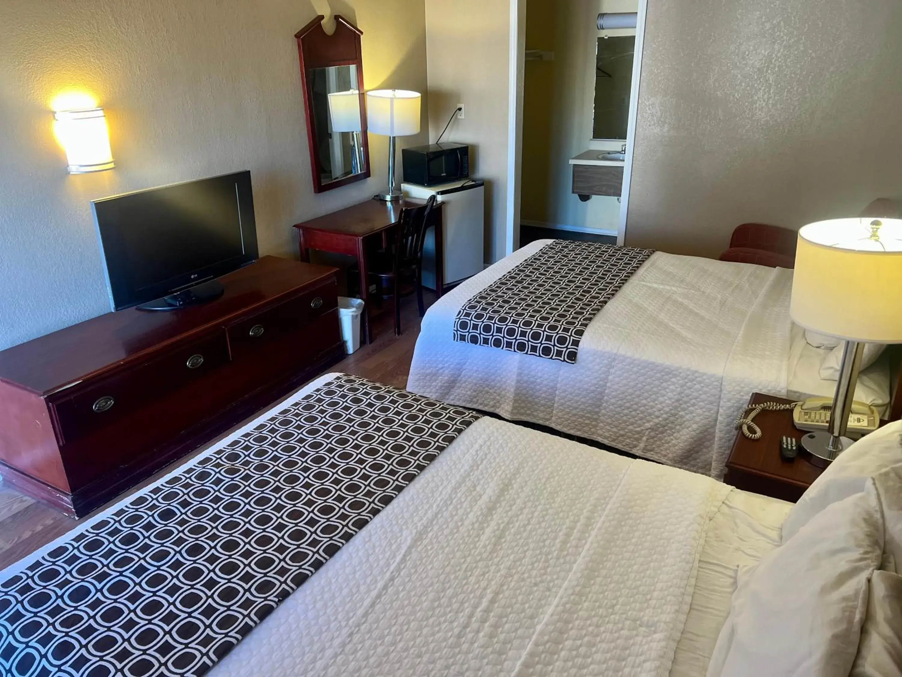 Bed in Park Avenue Inn & Suites