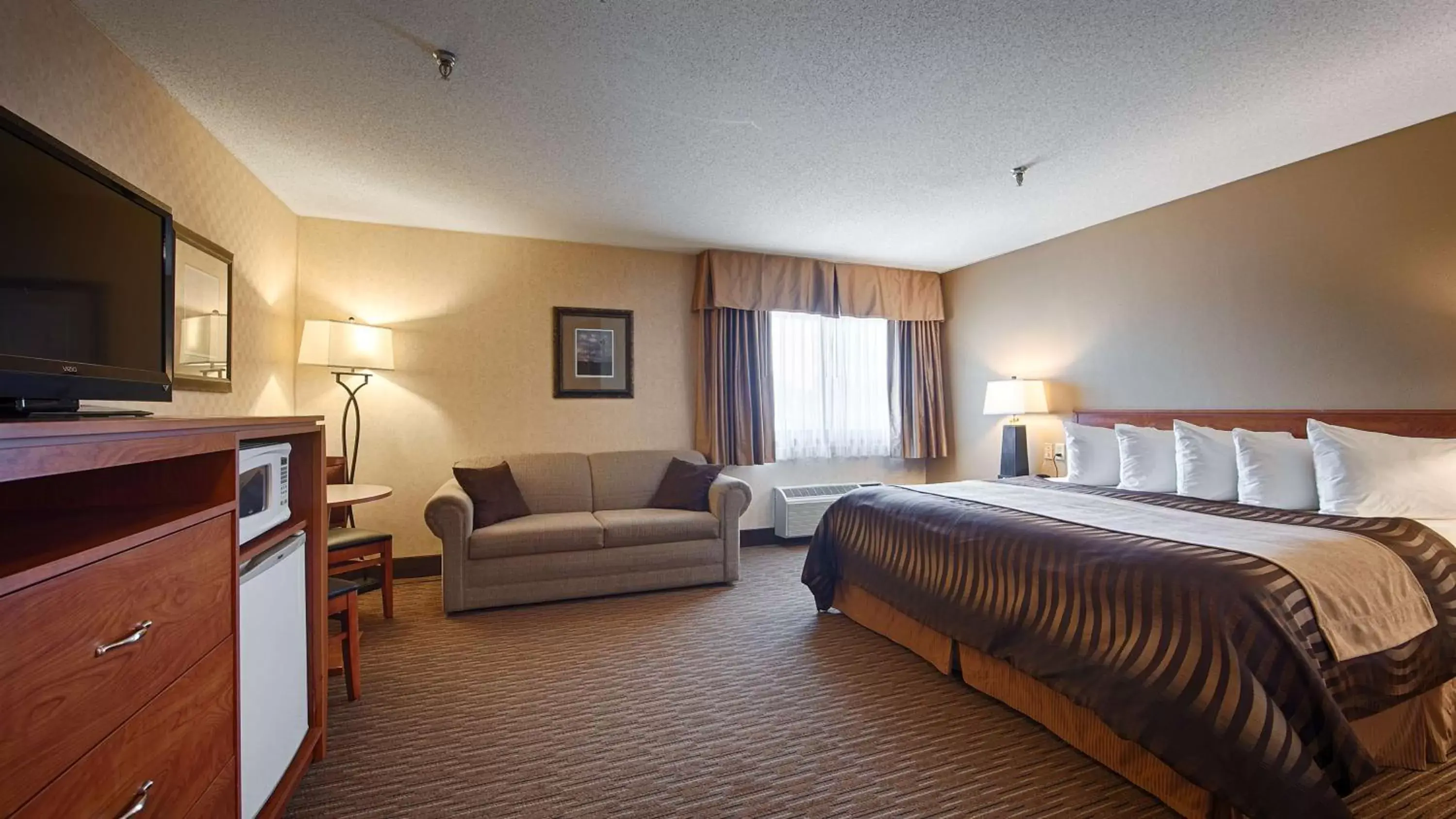 King Suite with Sofa Bed and Walk-In Shower - Non-Smoking in Best Western Vermillion Inn