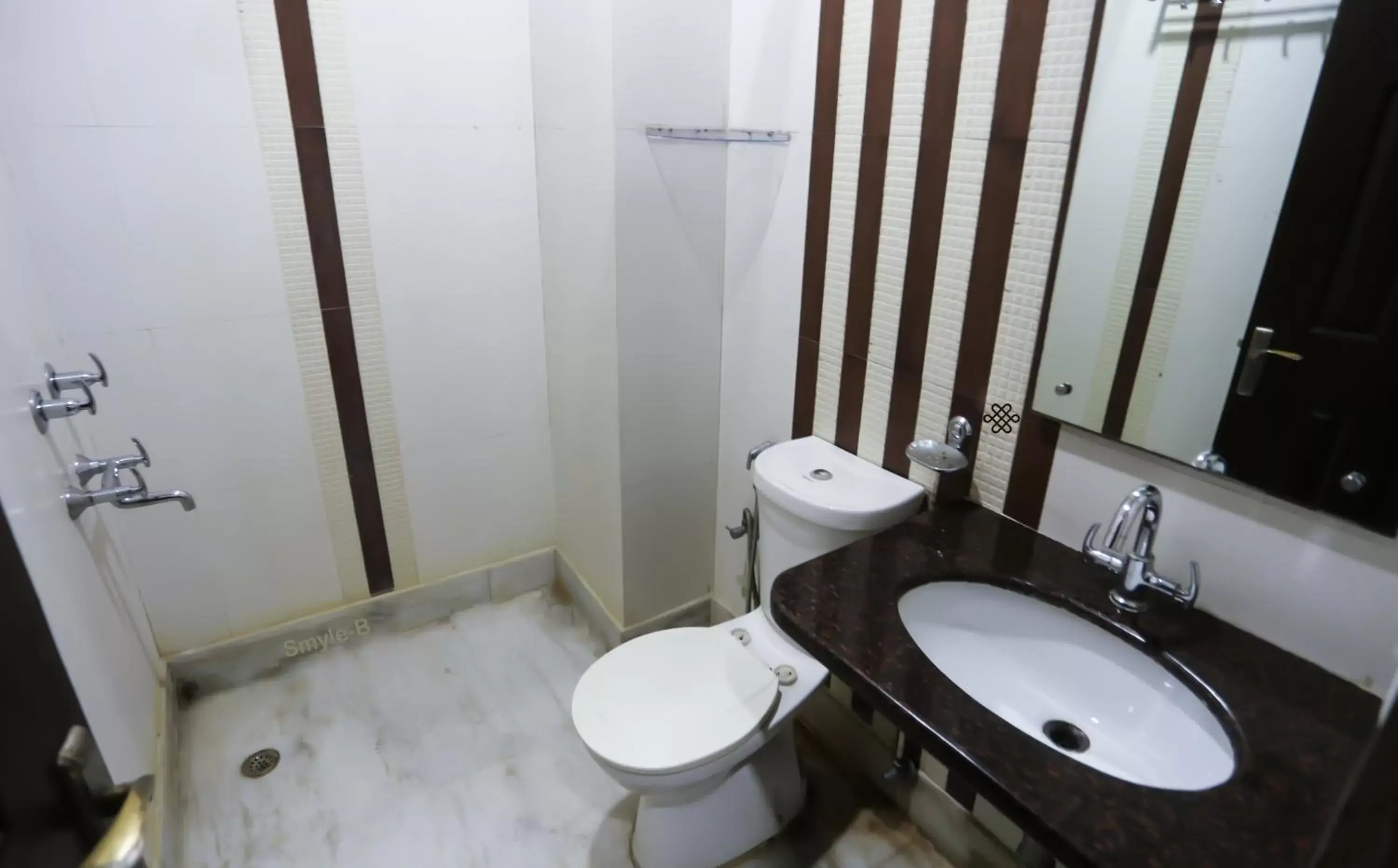 Bathroom in Smyle Inn - Best Value Hotel near New Delhi Station