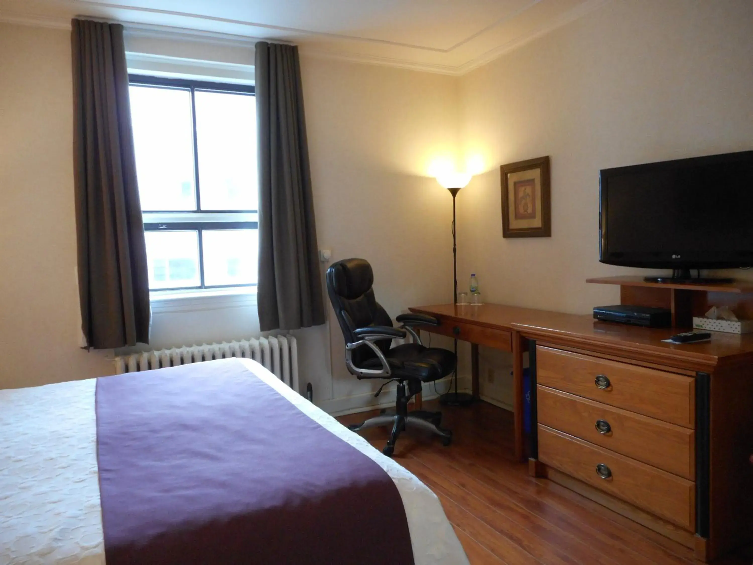 Bed, TV/Entertainment Center in Hotel St Denis