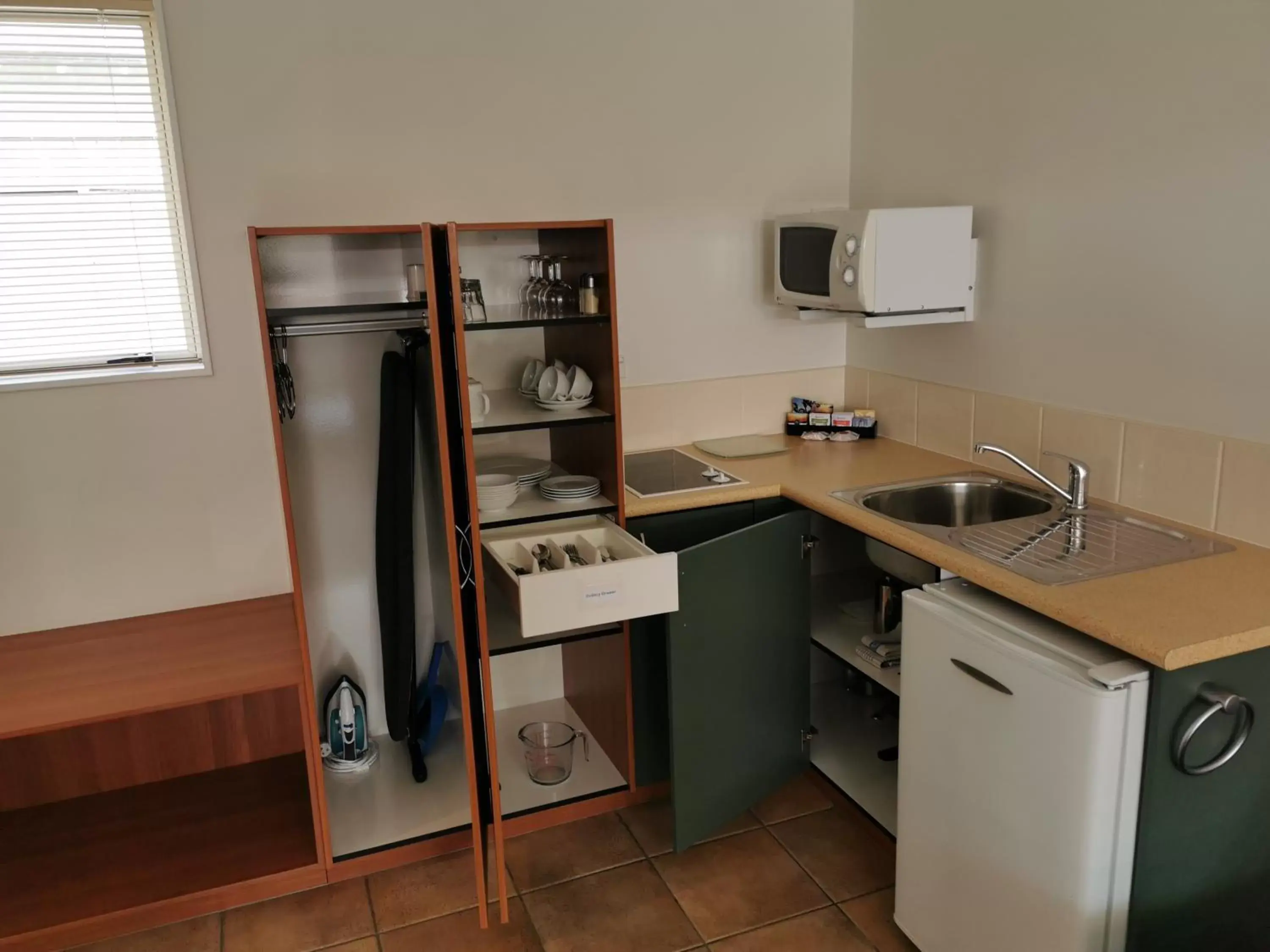 Kitchen/Kitchenette in Bks Egmont Motor Lodge