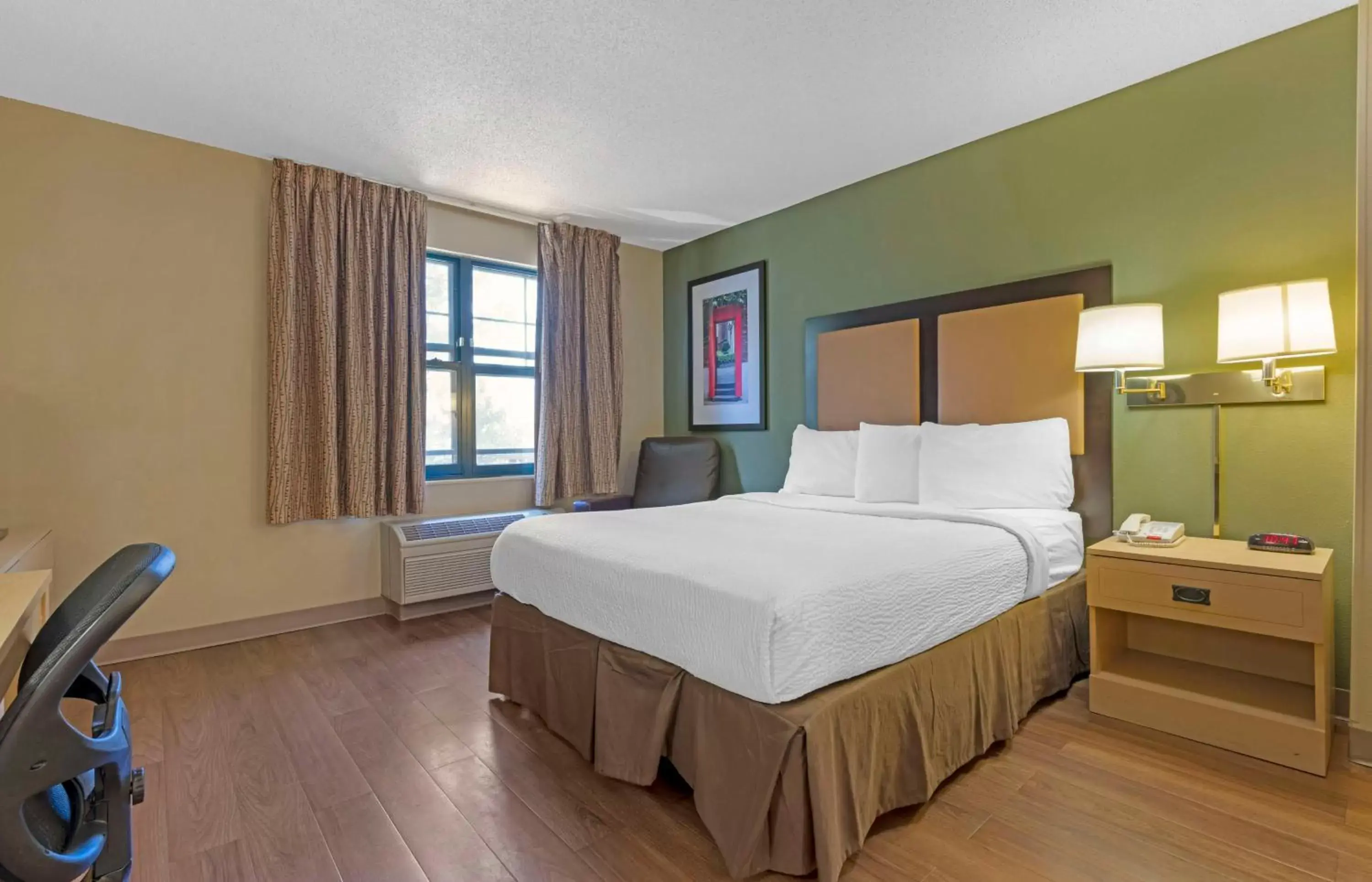 Bedroom, Bed in Extended Stay America Suites - Stockton - March Lane