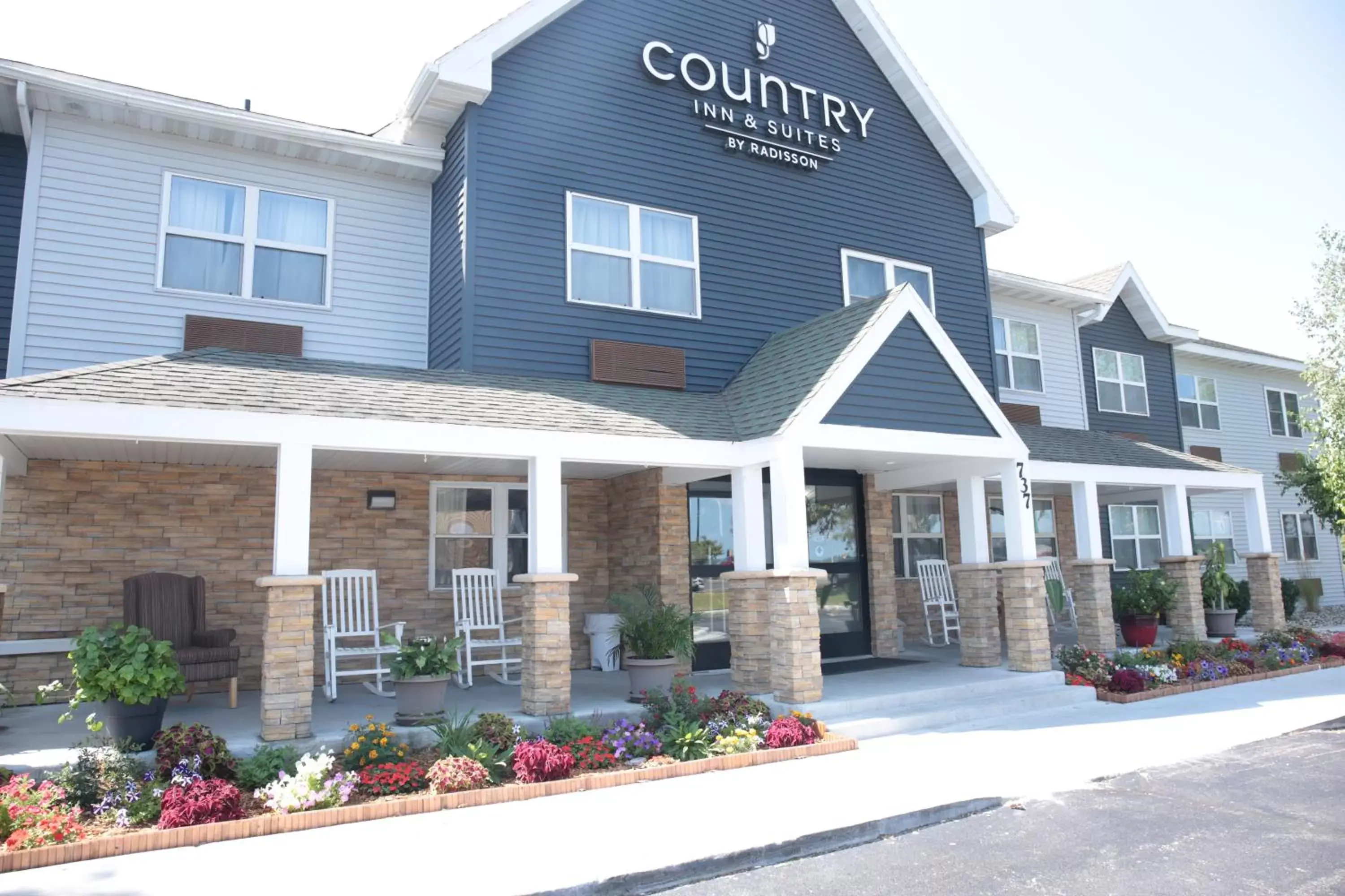 Property Building in Country Inn & Suites by Radisson, Sparta, WI