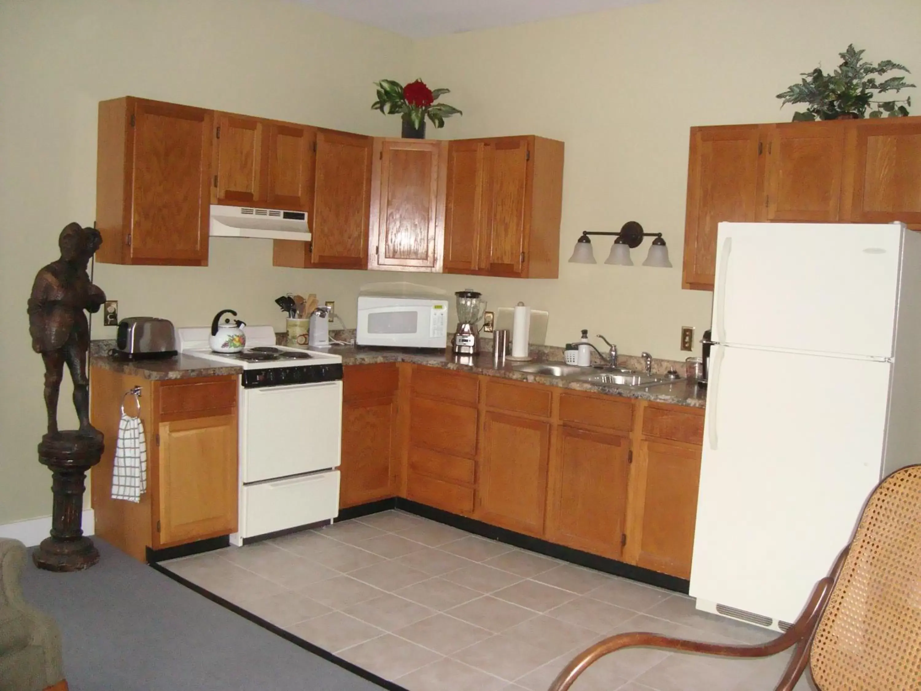 Coffee/tea facilities, Kitchen/Kitchenette in Bristol Suites