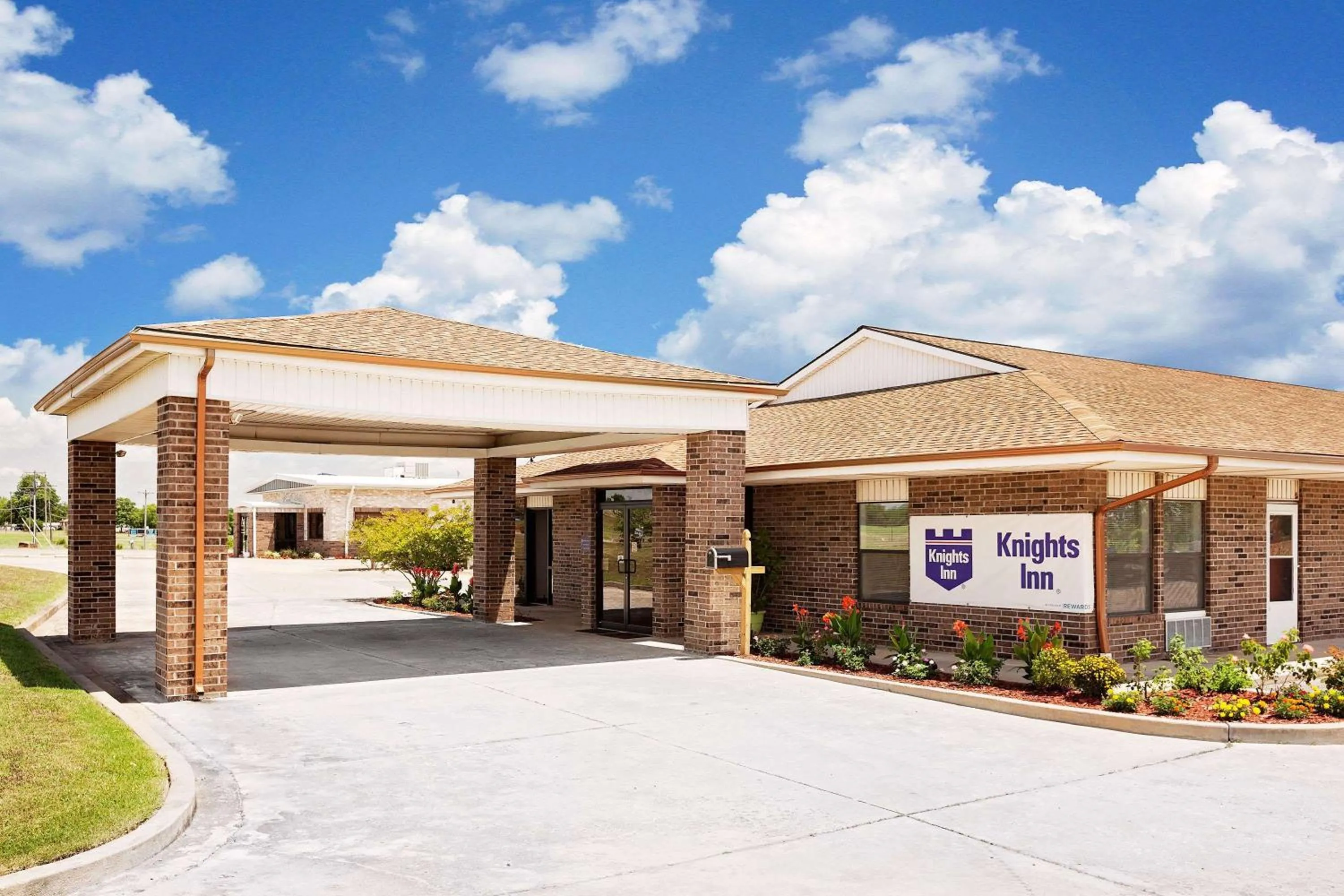 Property building in Knights Inn Muskogee