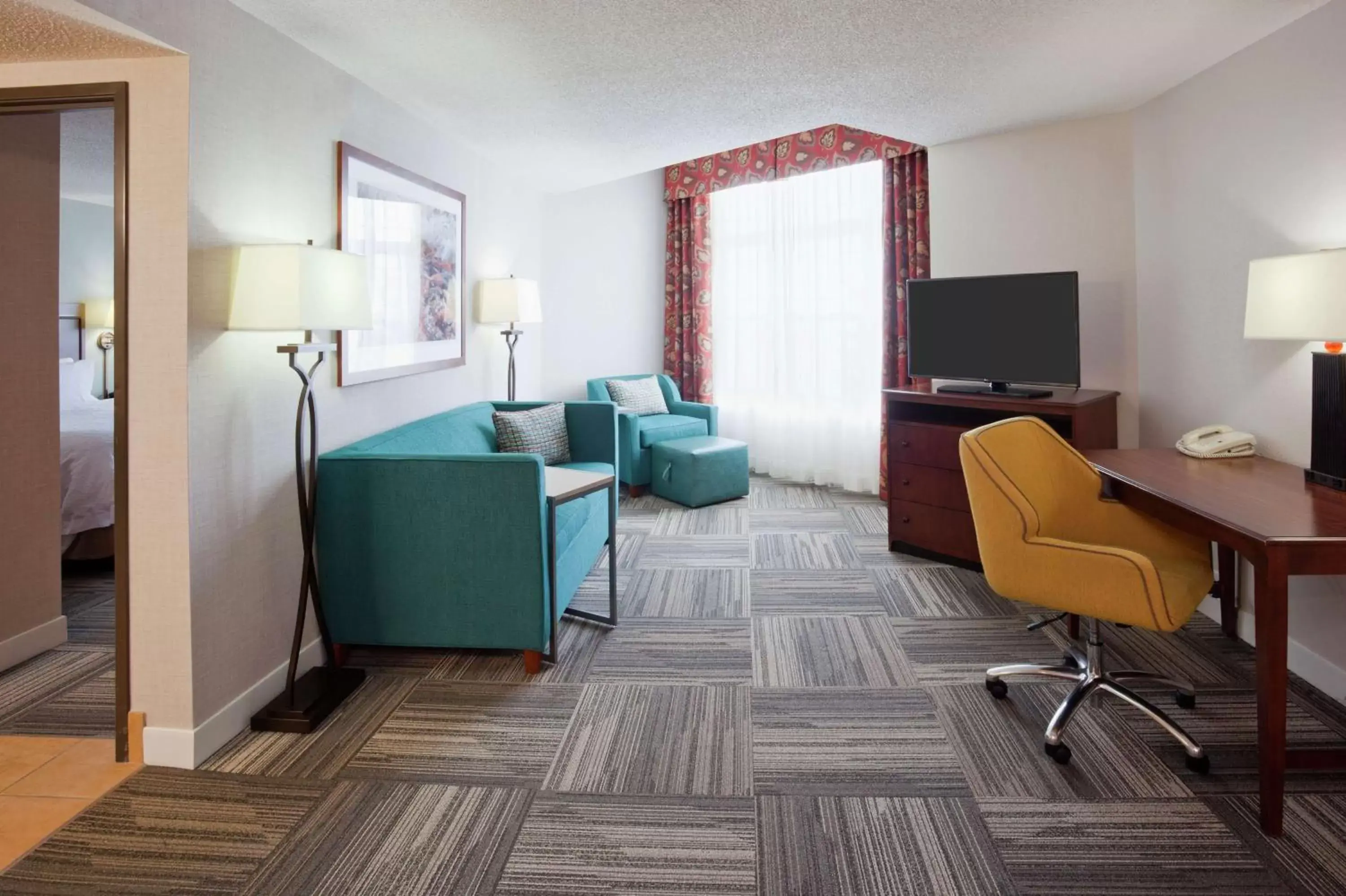 Bedroom, Seating Area in Hampton Inn Duluth-Canal Park