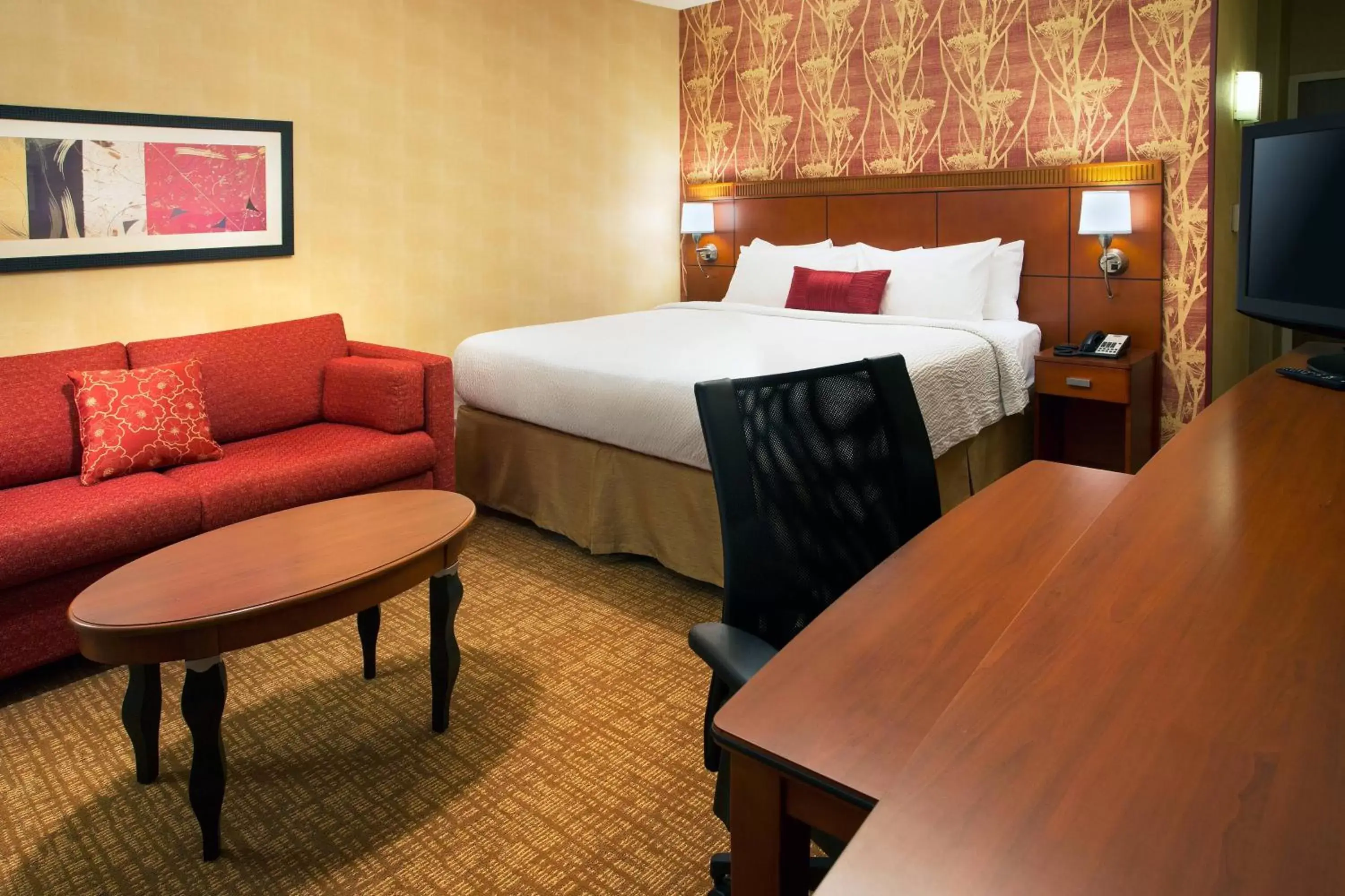 Photo of the whole room, Bed in Courtyard by Marriott Phoenix Airport