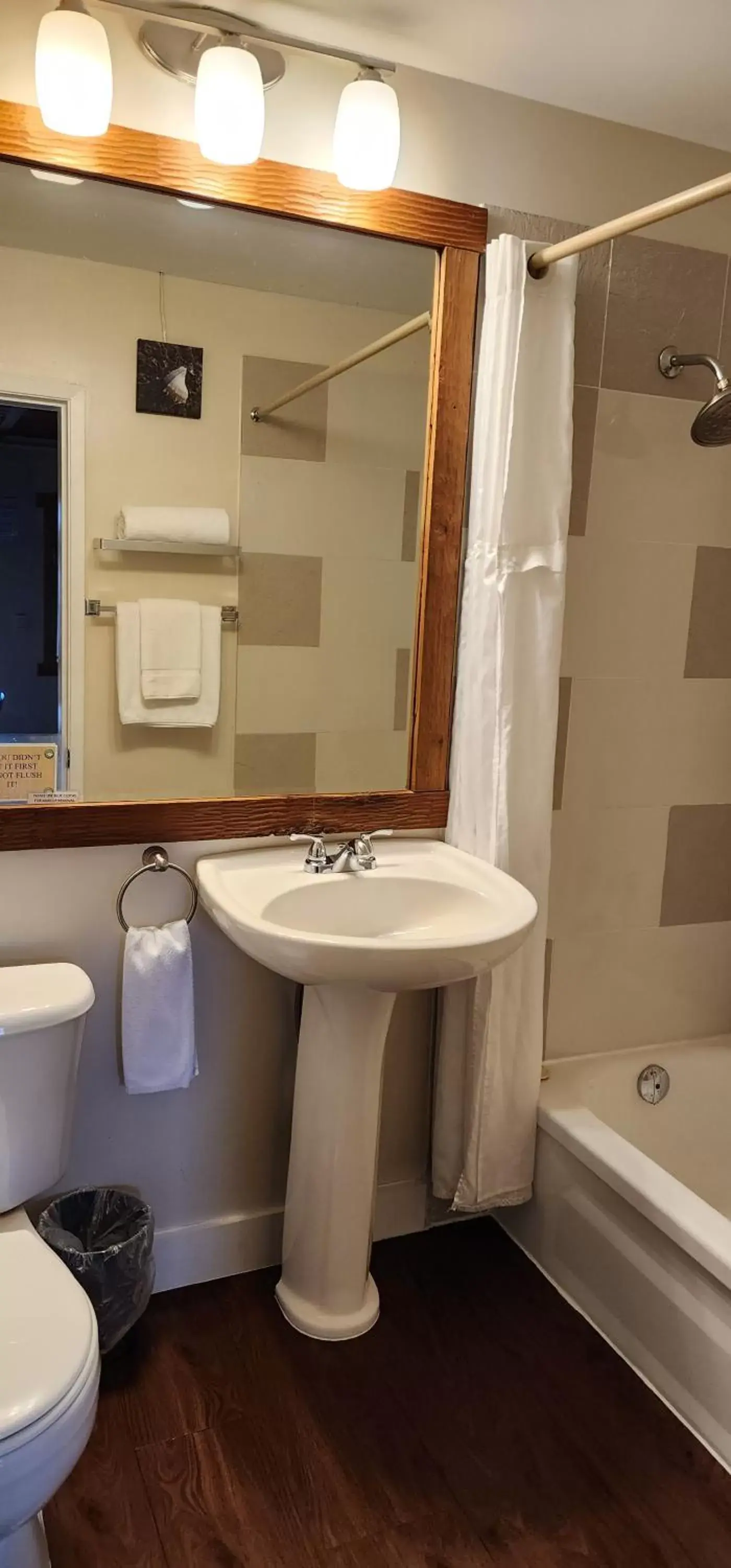 Bathroom in Meares Vista Inn