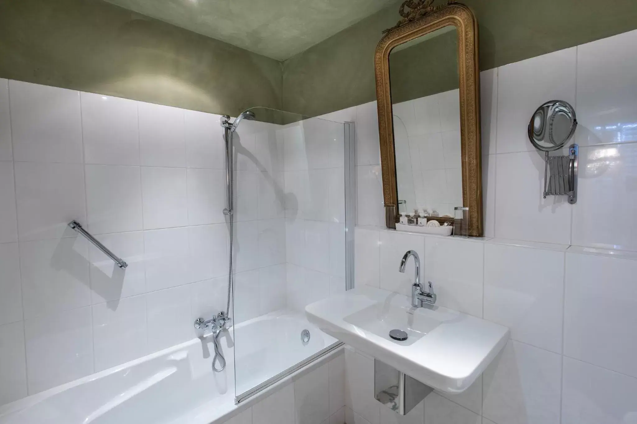 Shower, Bathroom in l'Auberge Damhotel