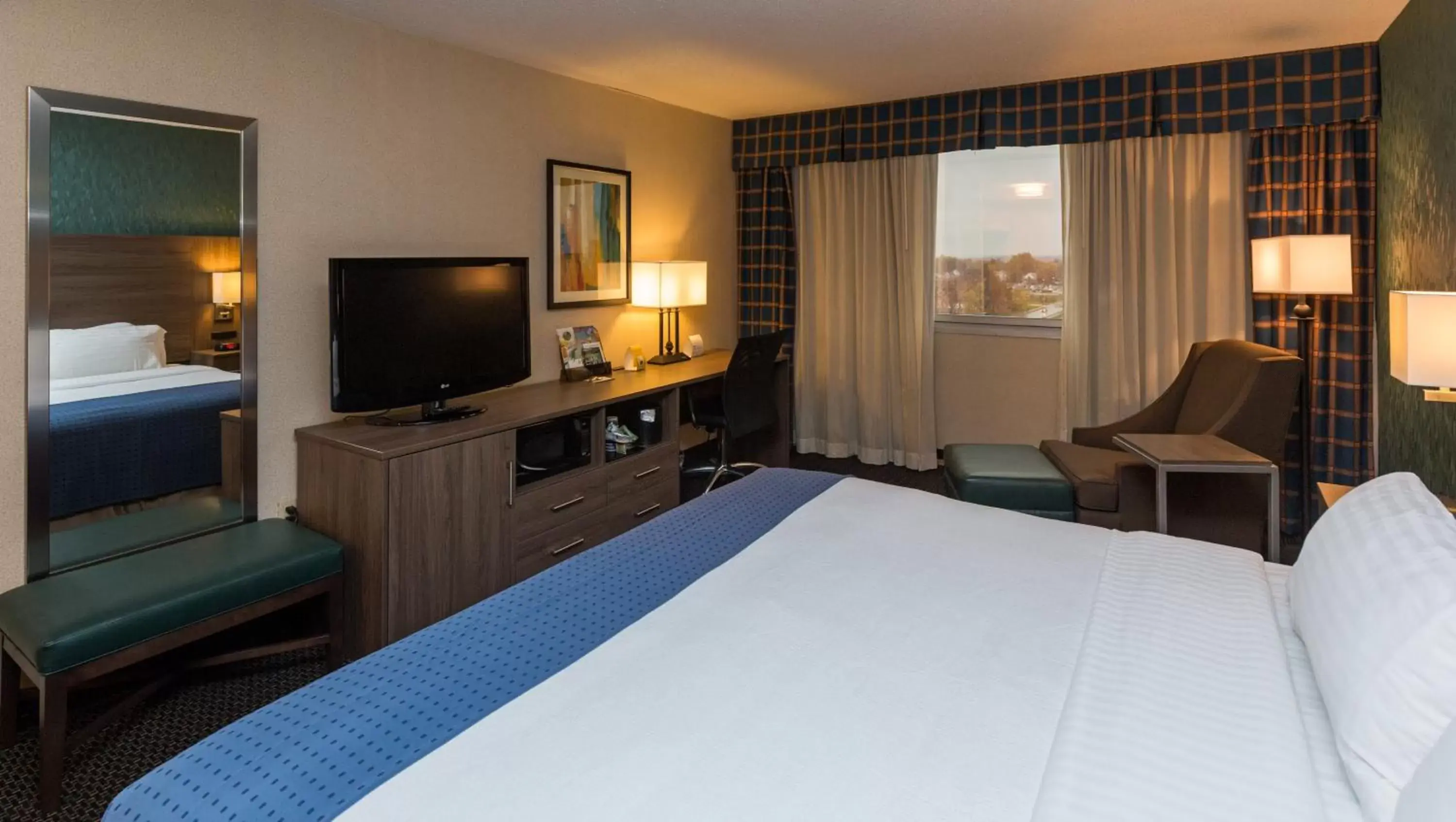 Photo of the whole room, TV/Entertainment Center in Holiday Inn Des Moines-Downtown-Mercy Campus, an IHG Hotel