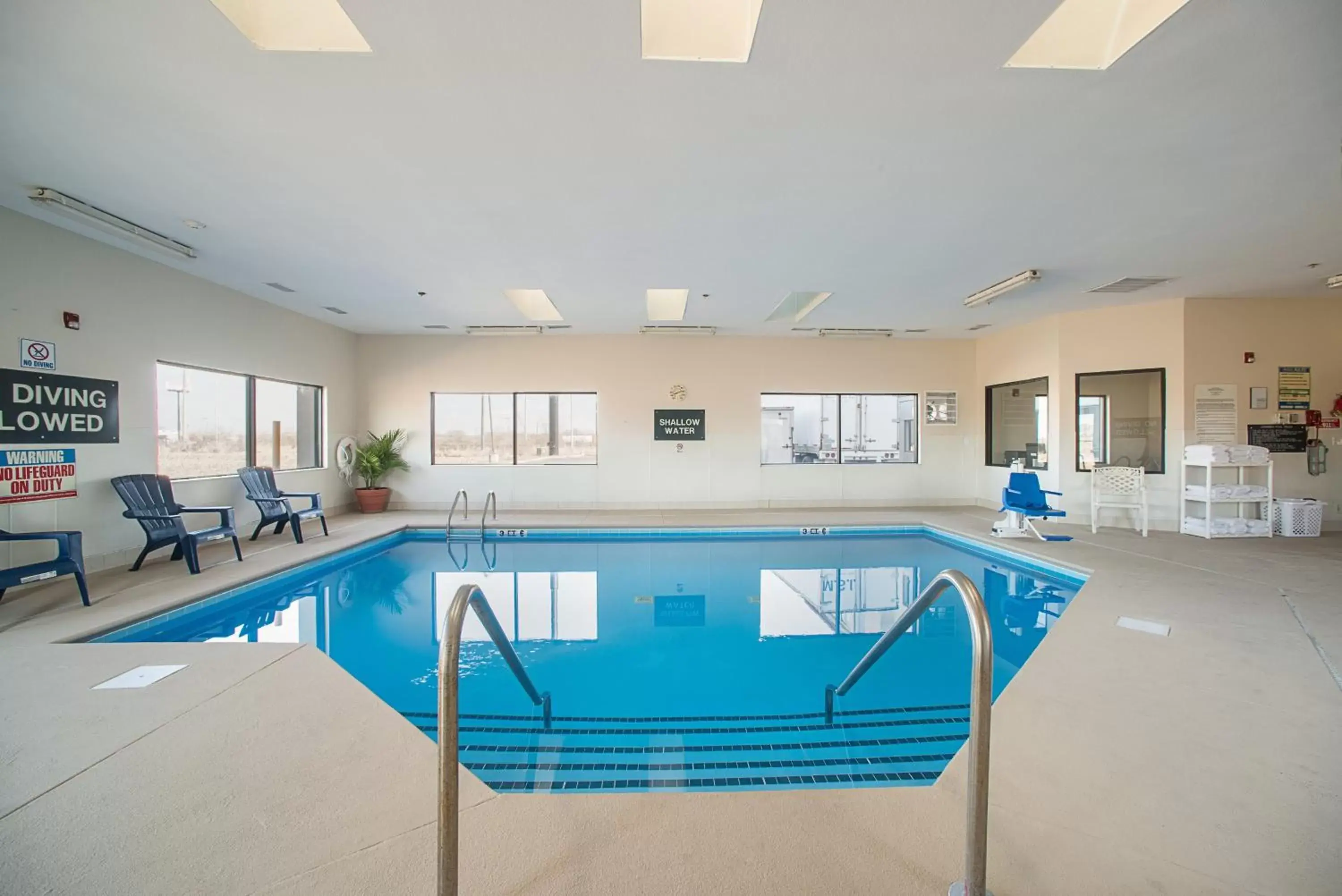 Property building, Swimming Pool in Red Roof Inn St Louis - Troy, IL