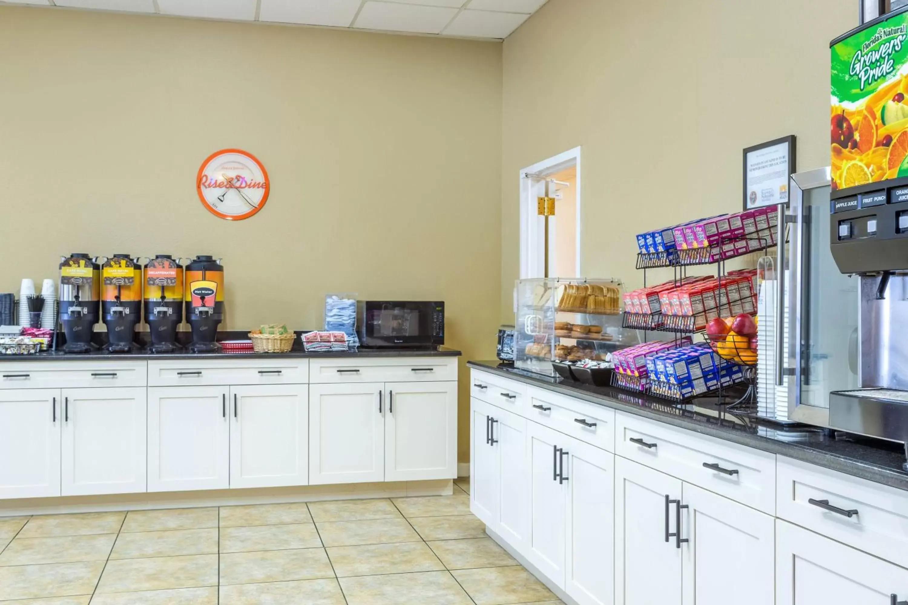 Breakfast, Kitchen/Kitchenette in Howard Johnson by Wyndham Lakeland