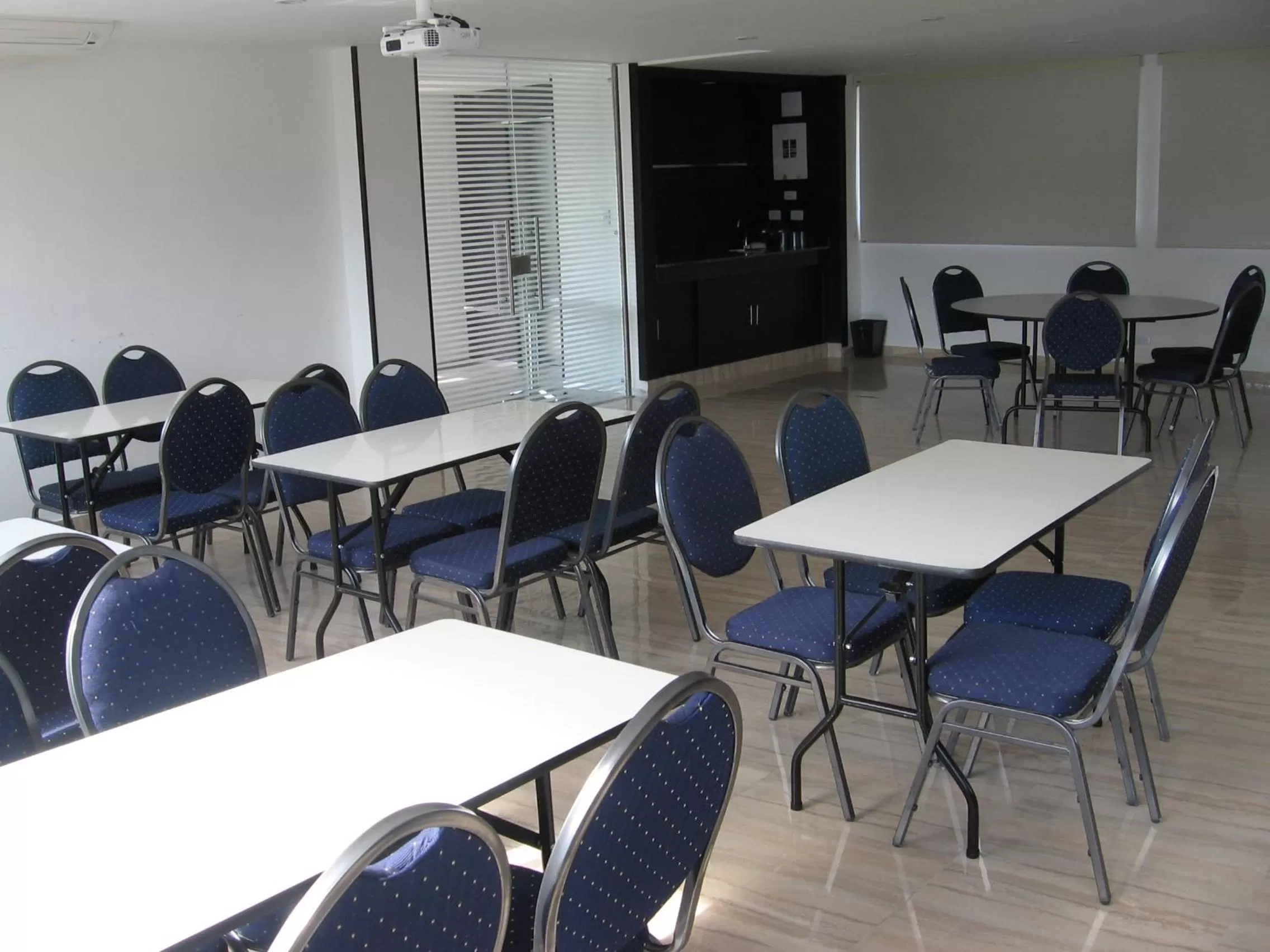 Restaurant/places to eat in AW Hotel Sport