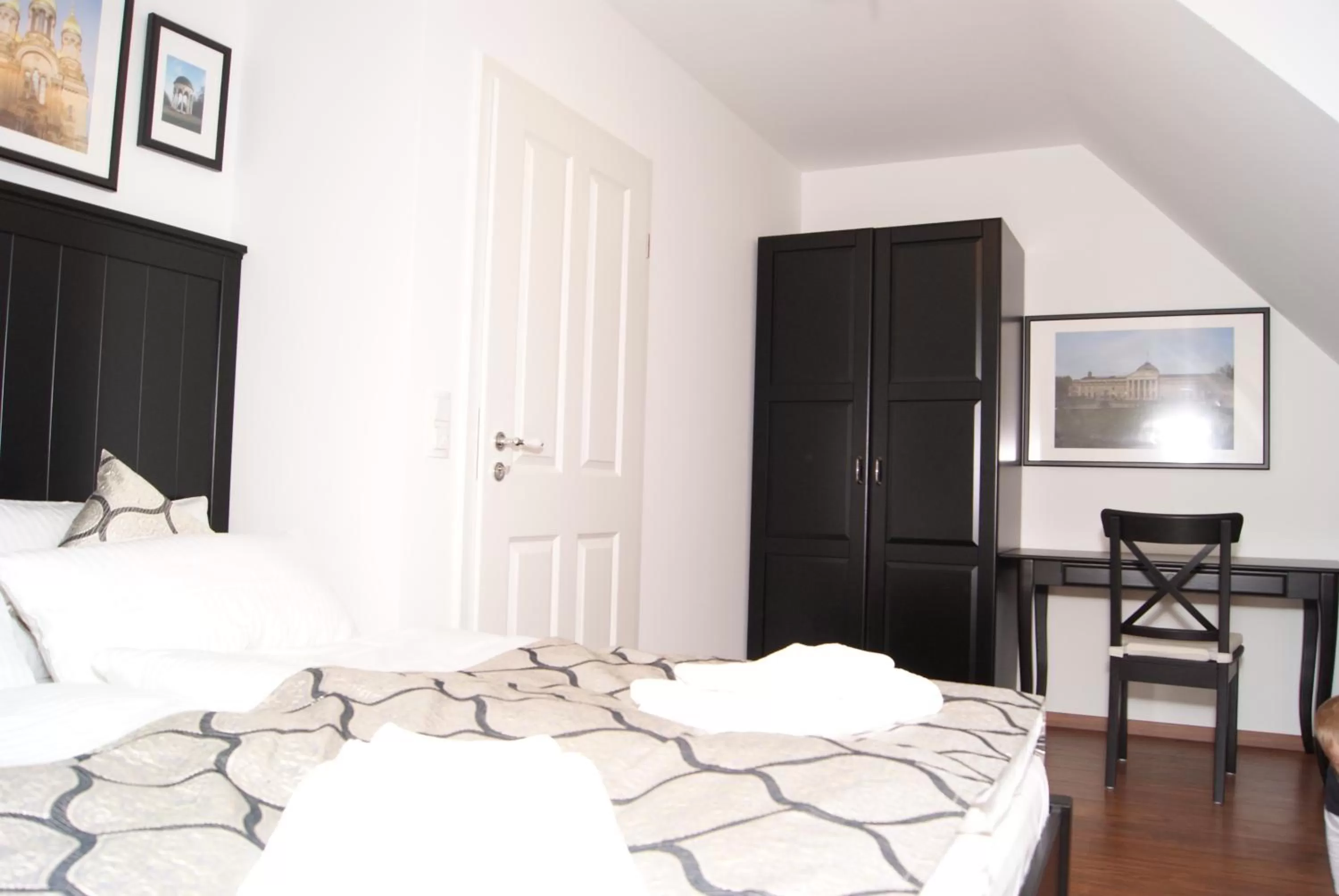 Property building, Bed in Merkel Villa Apartamente