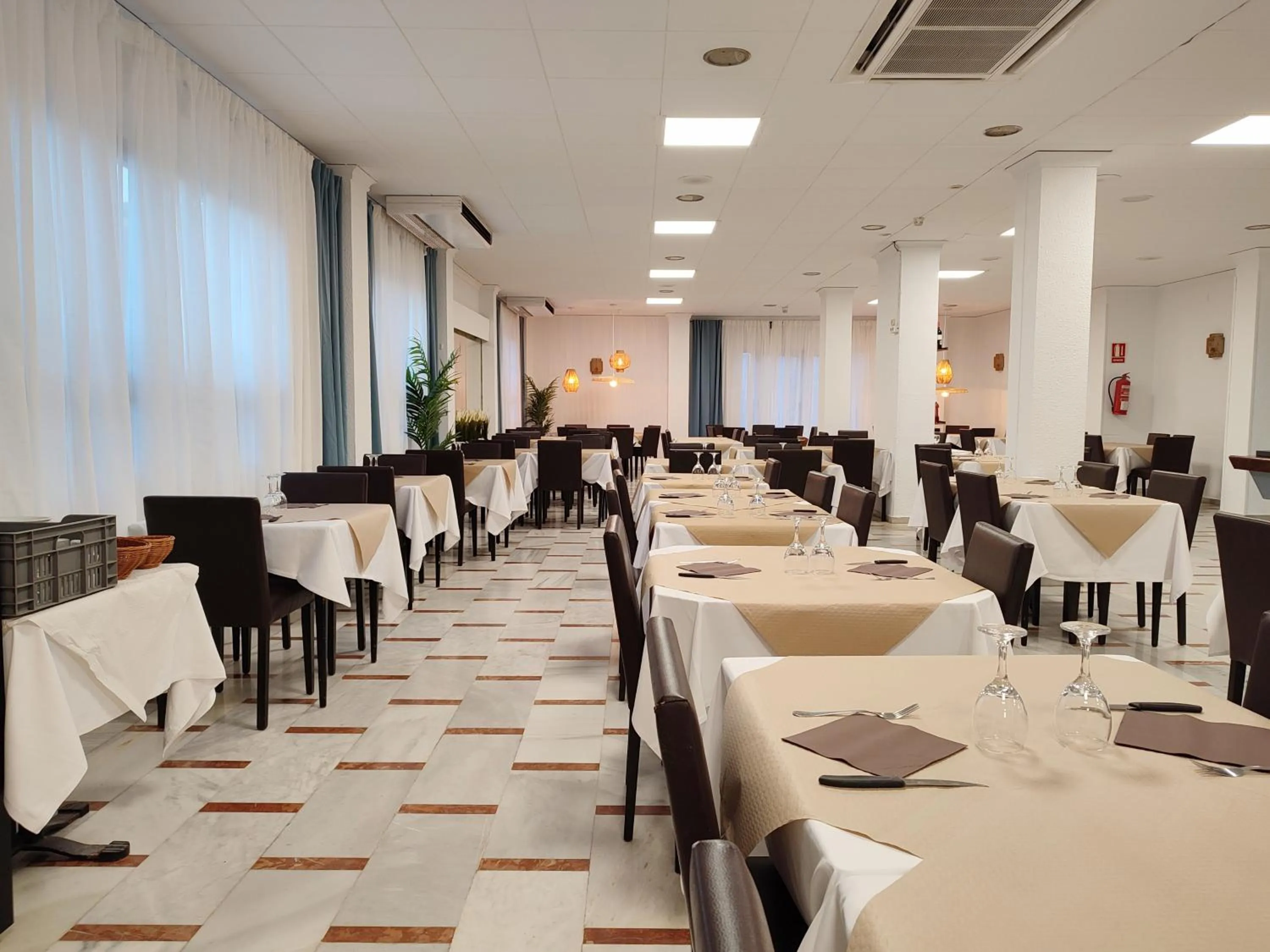 Restaurant/places to eat in Hotel Porto