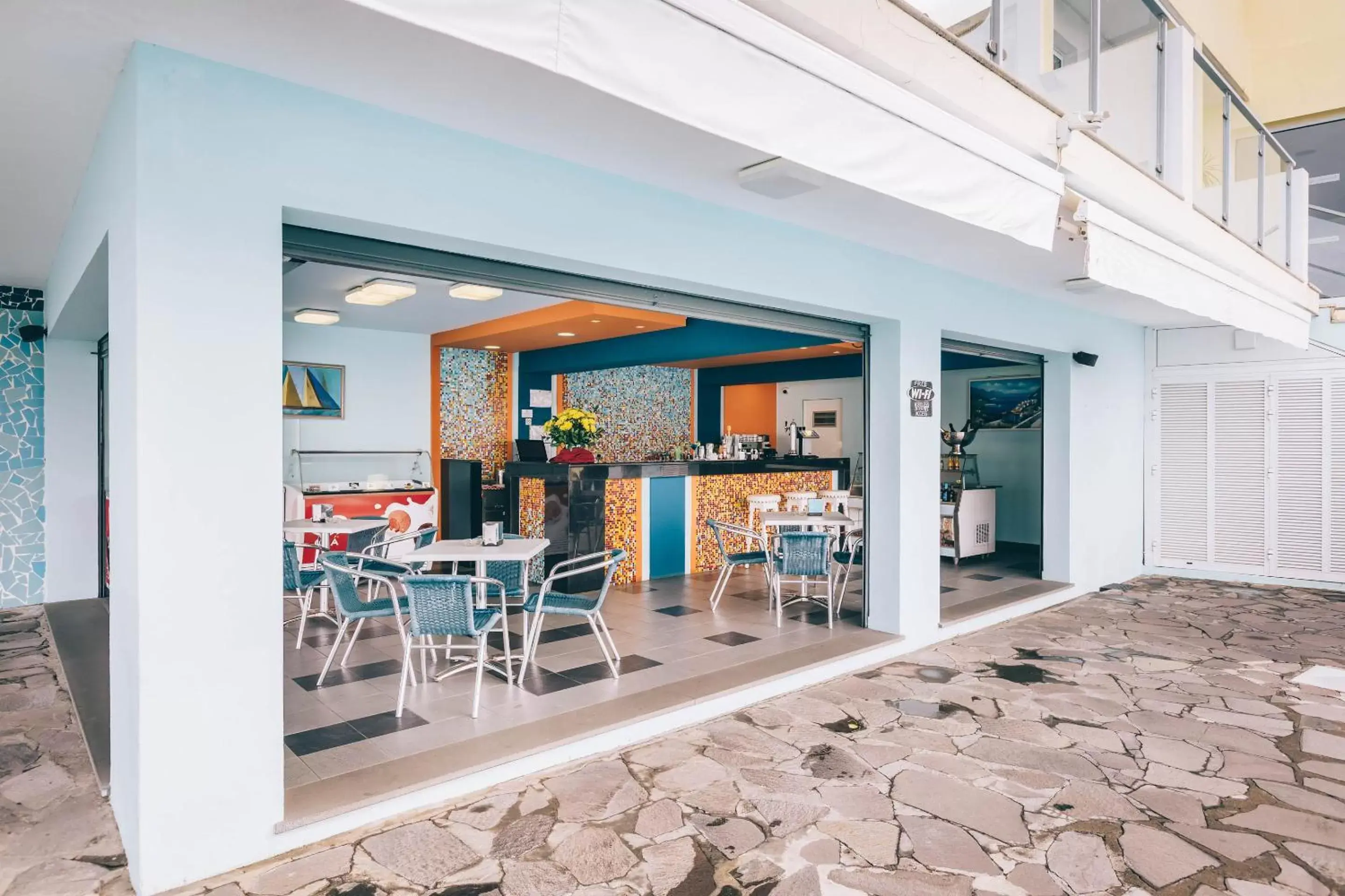 Lounge or bar in Muthu Raga Madeira Hotel