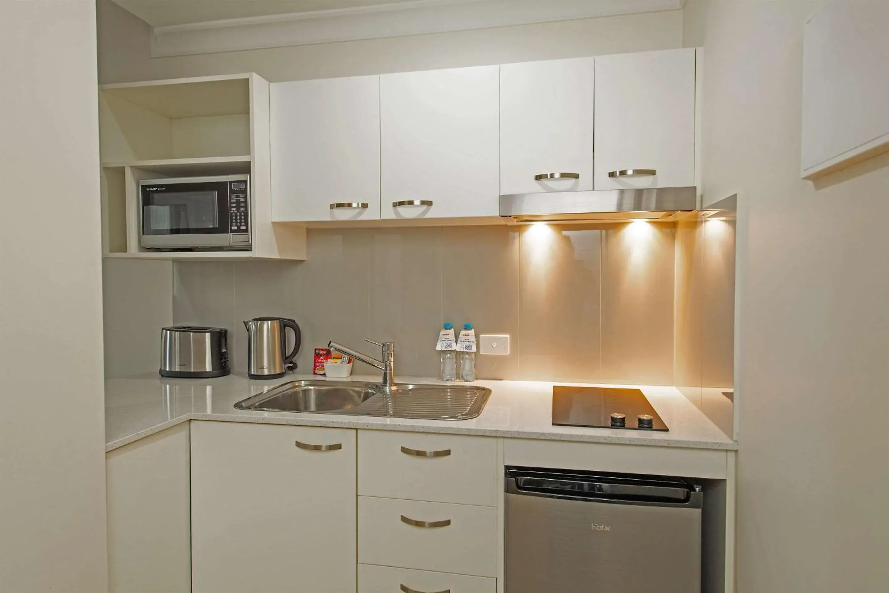 Photo of the whole room, Kitchen/Kitchenette in Quality Apartments Adelaide Central