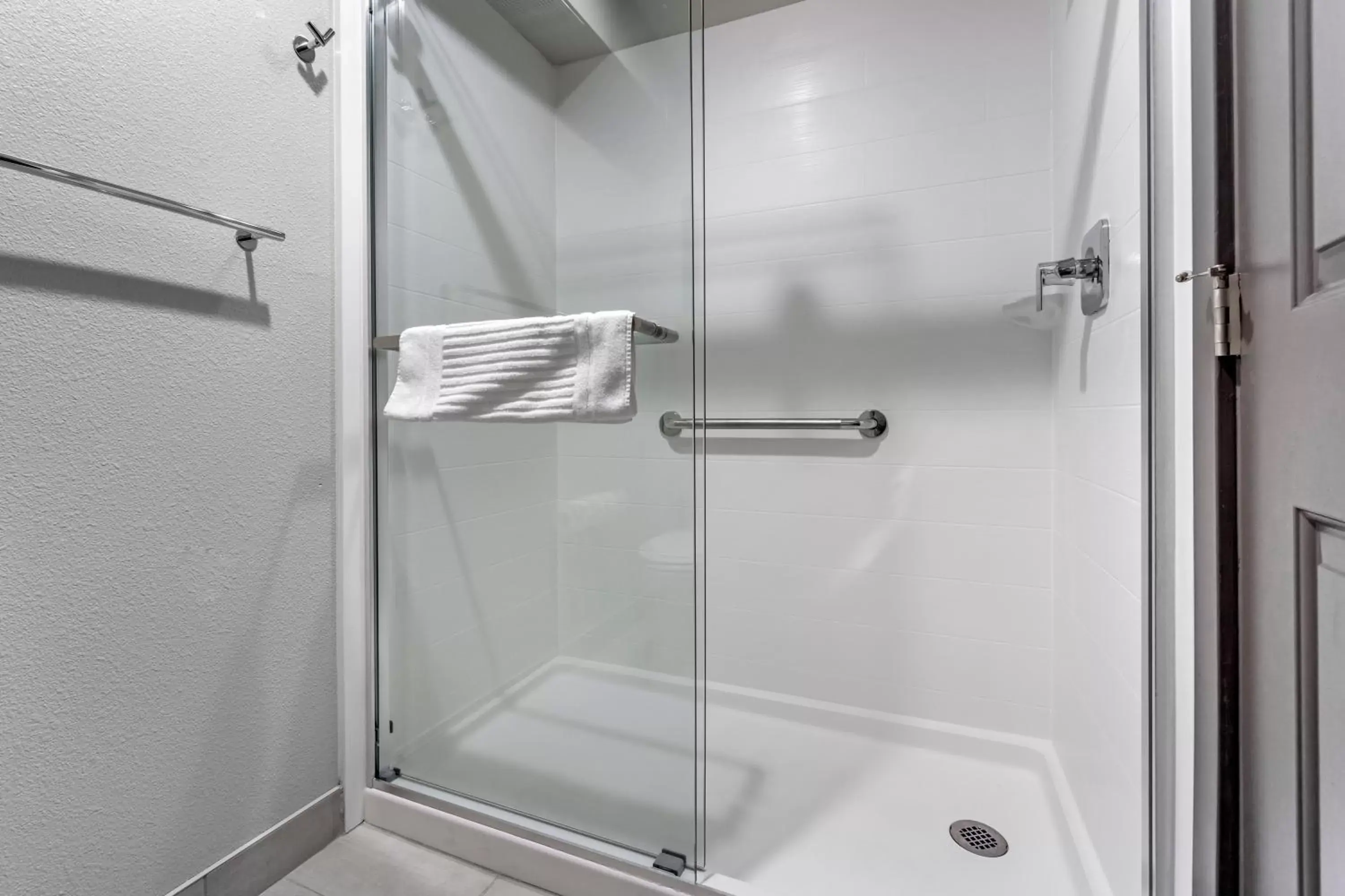 Shower, Bathroom in Comfort Inn & Suites Pacific – Auburn