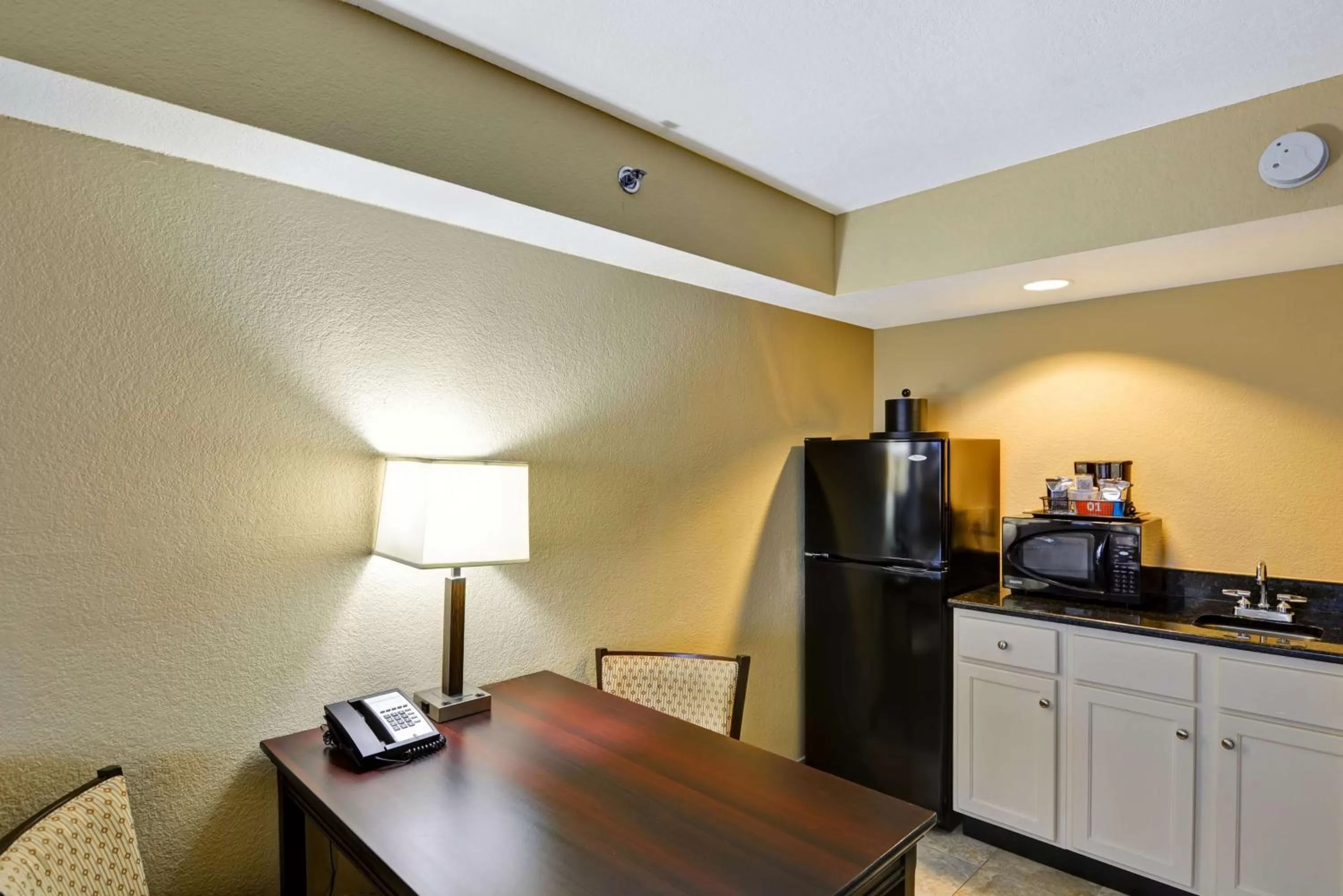 Kitchen or kitchenette in Hampton Inn Mobile/East Bay