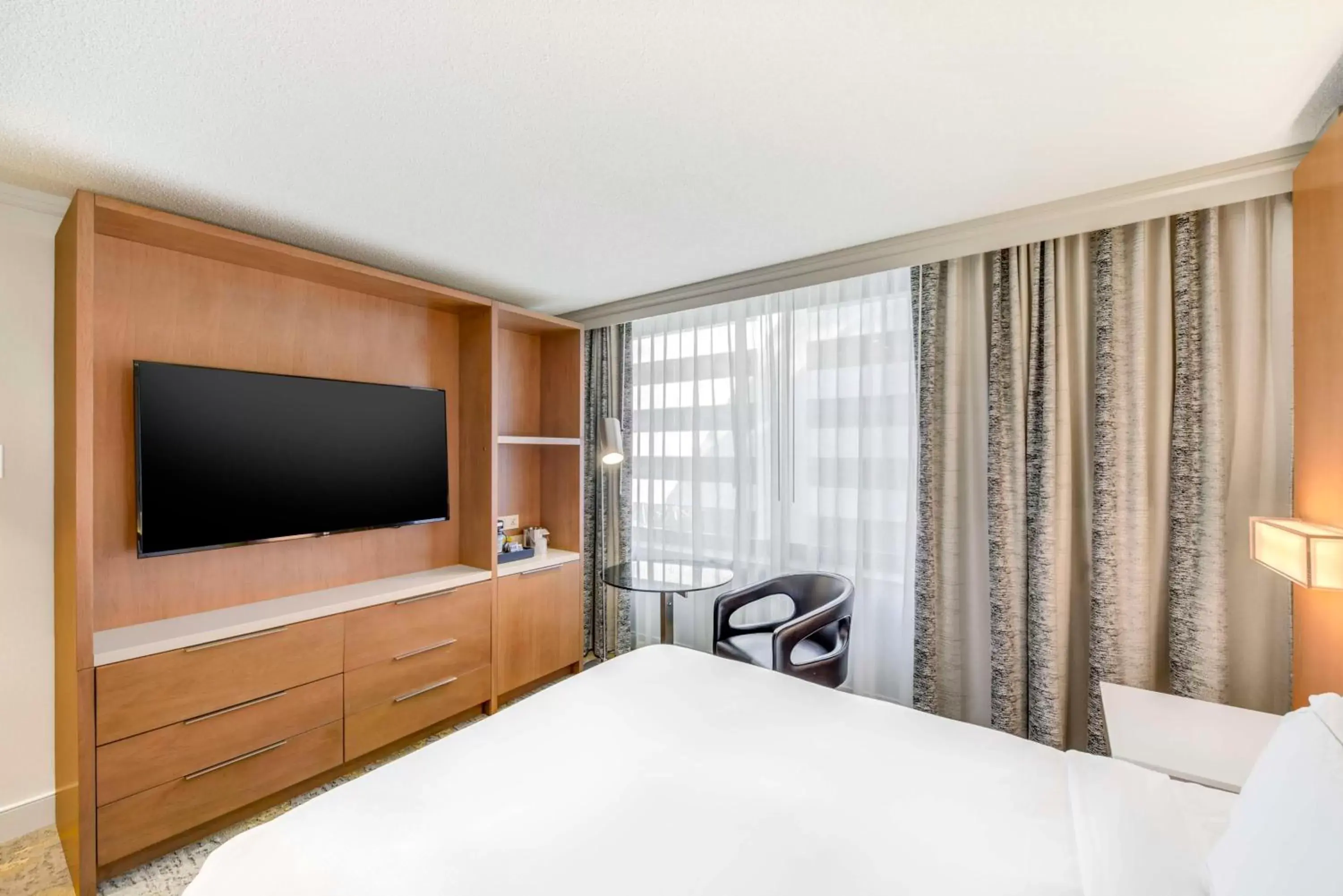 Bed, TV/Entertainment Center in Hilton Washington DC Capitol Hill