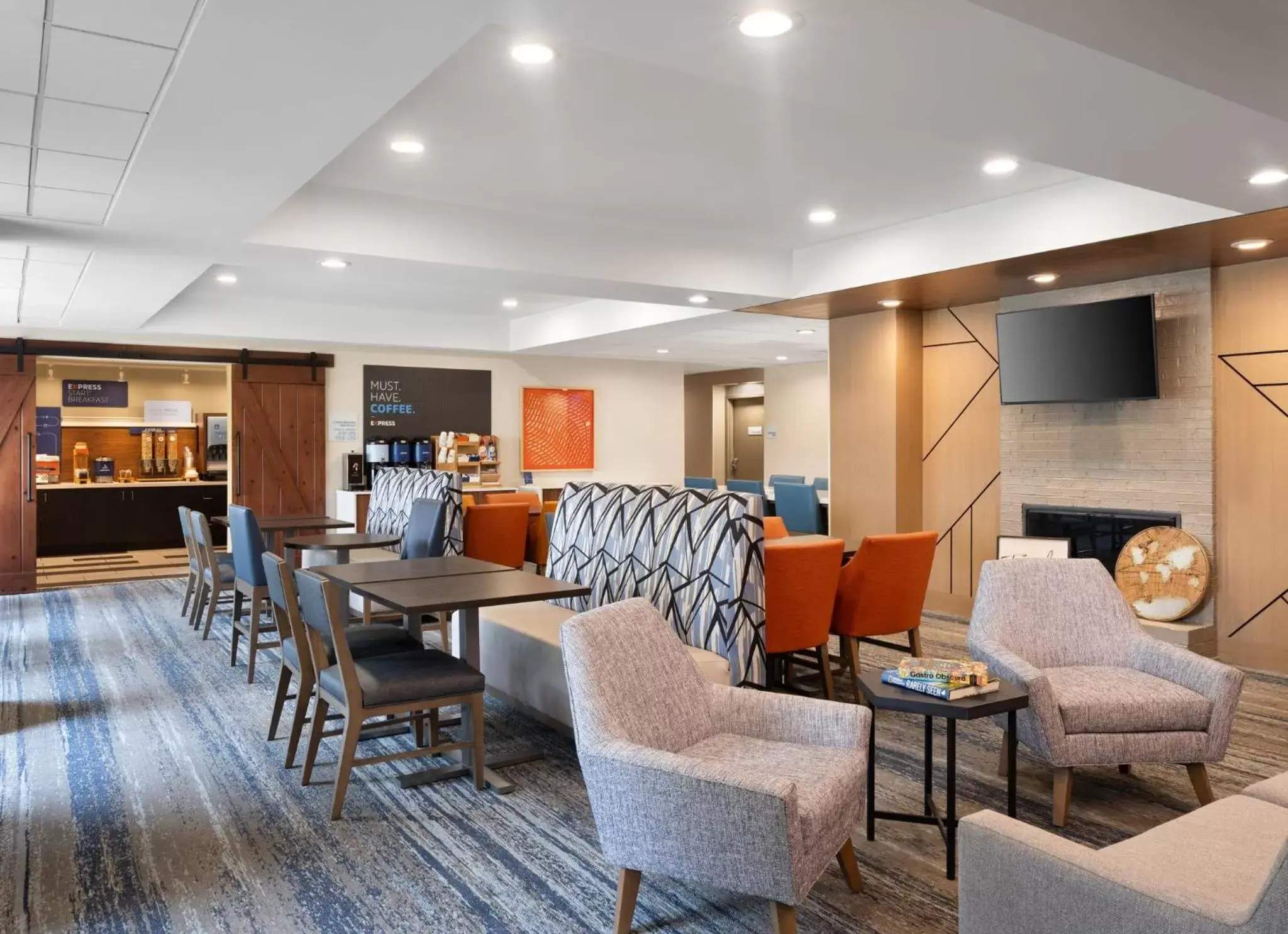 Property building, Lounge/Bar in Holiday Inn Express Indianapolis Airport, an IHG Hotel