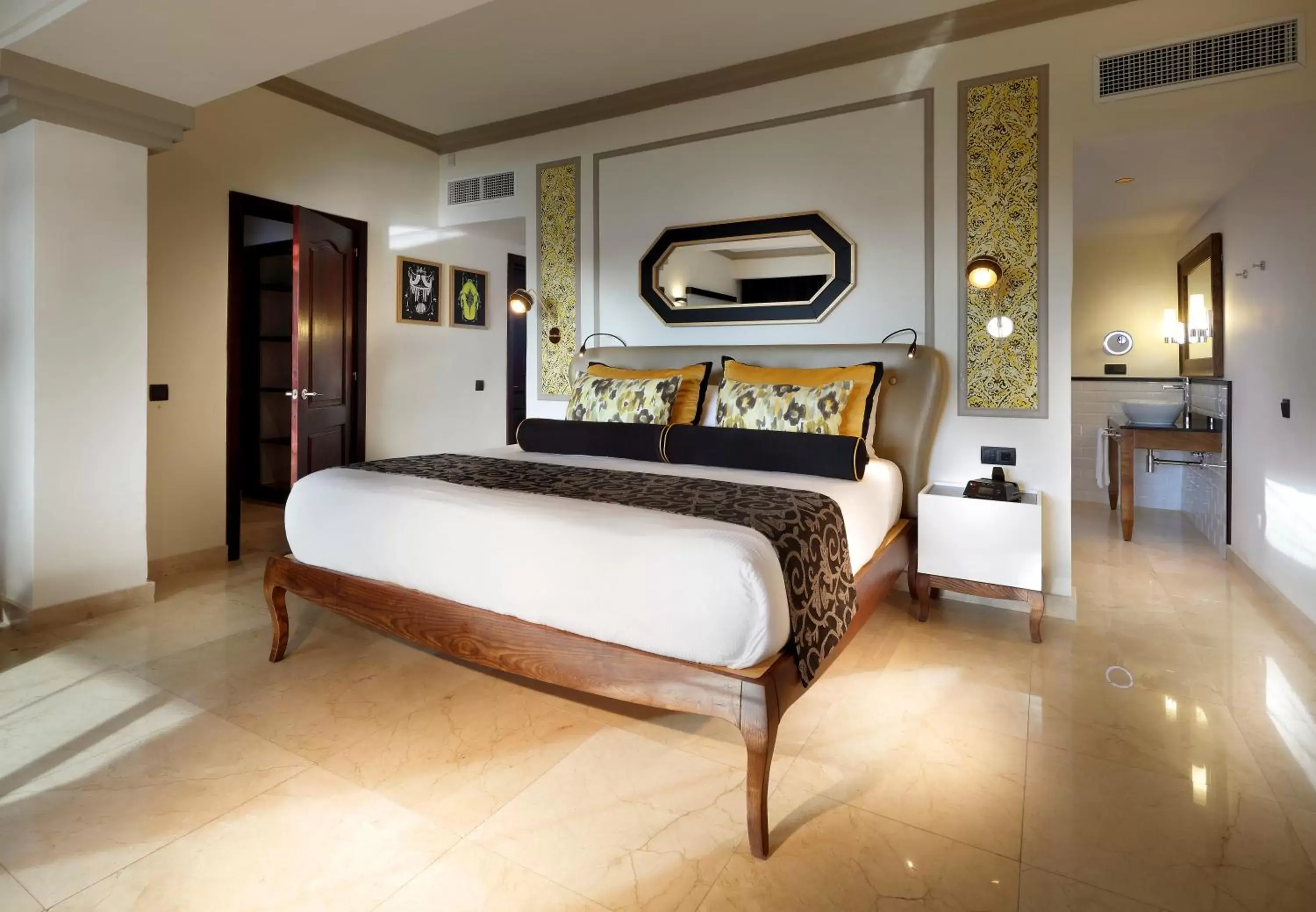 Bed, Lobby/Reception in Grand Palladium Lady Hamilton Resort & Spa - All Inclusive