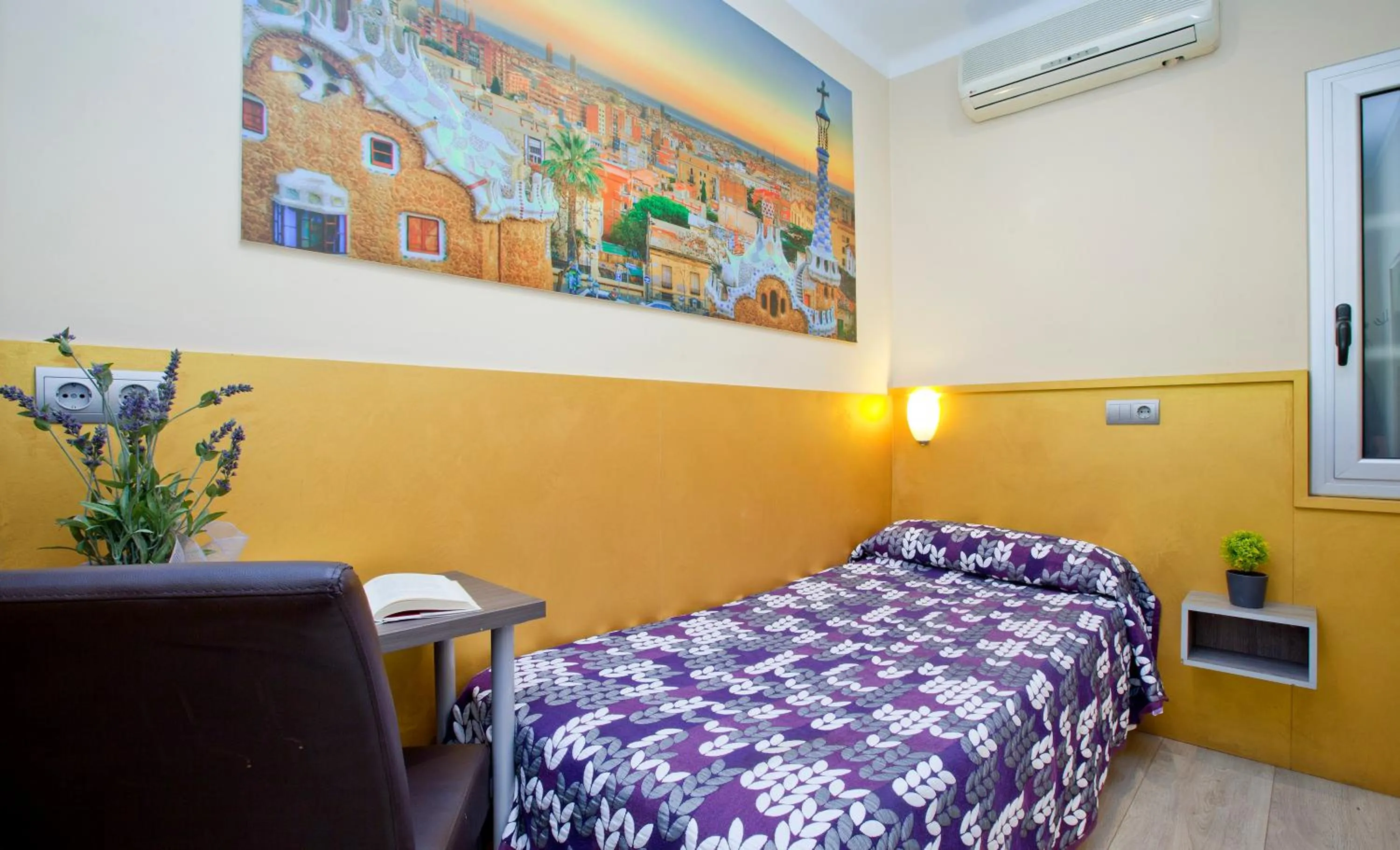 Photo of the whole room, Bed in Hostal Barcelona