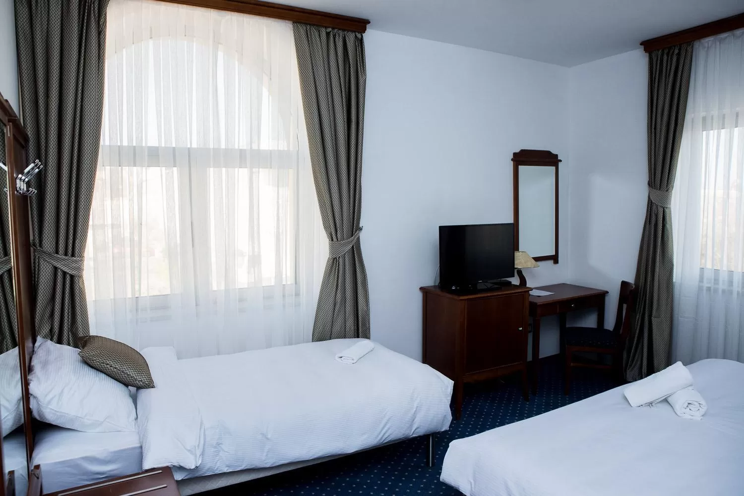 Communal lounge/ TV room, Bed in Hotel Hum