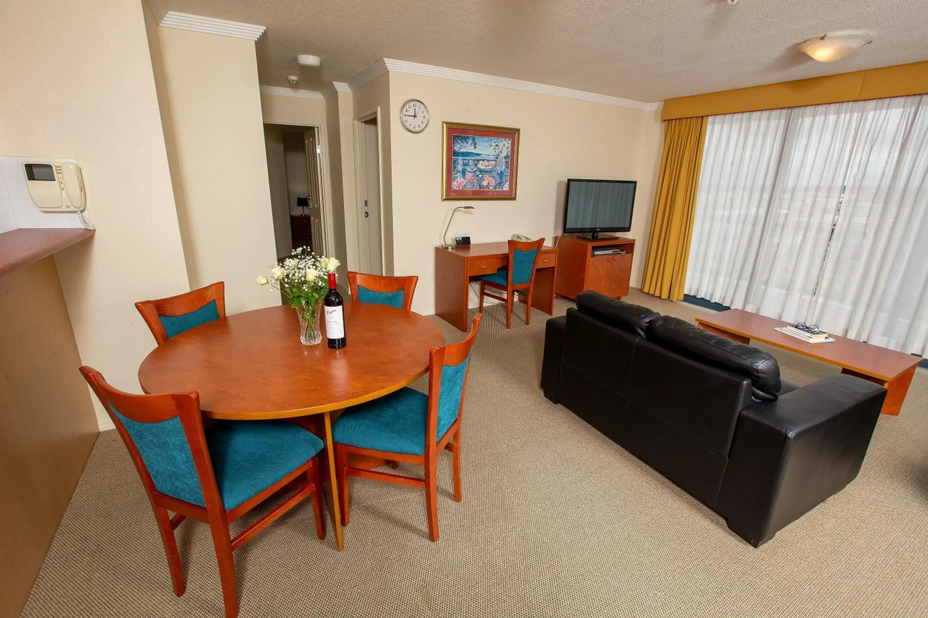 Dining area, Seating Area in Springwood Tower Apartment Hotel