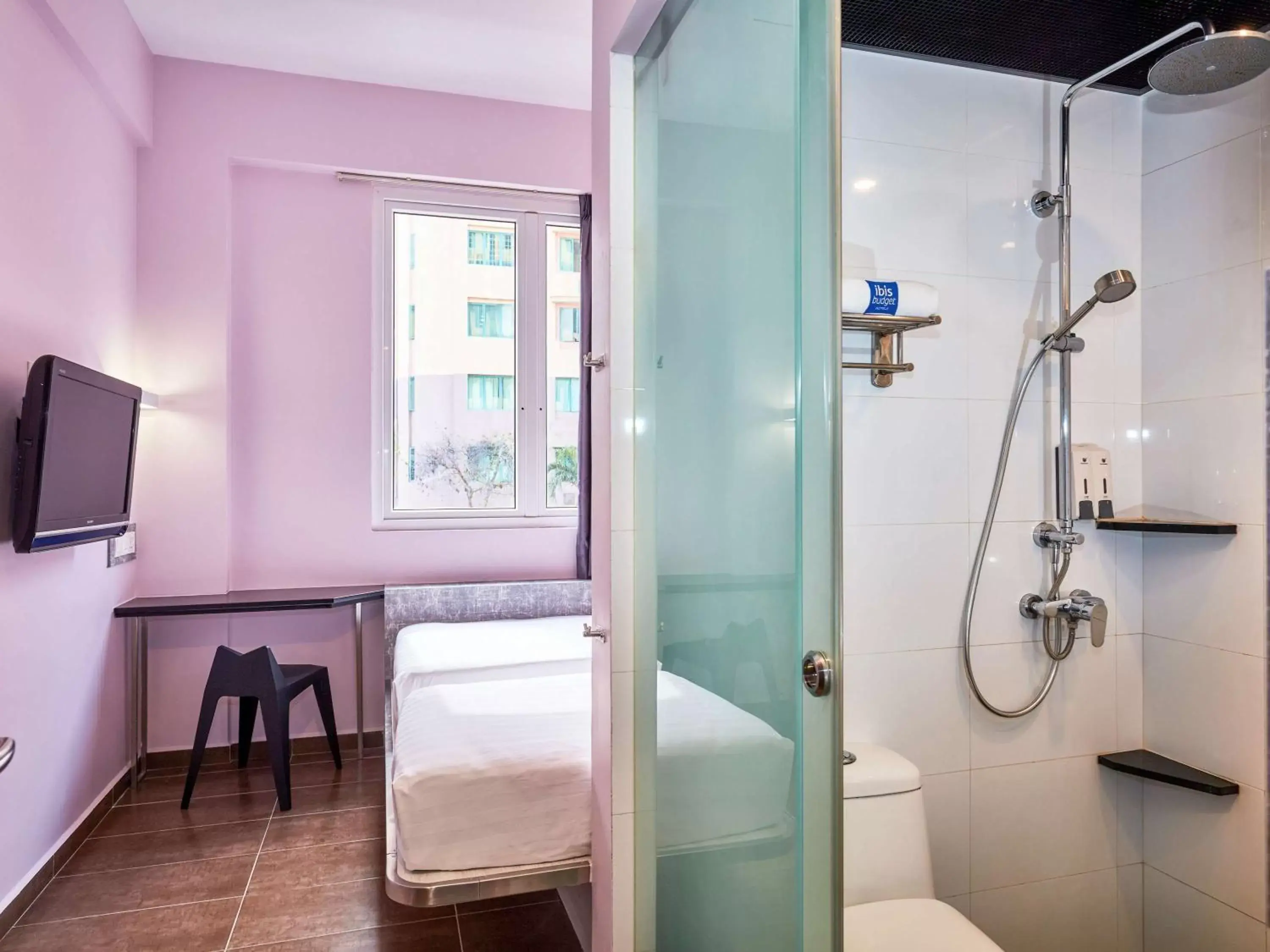 Bathroom in ibis budget Singapore Pearl