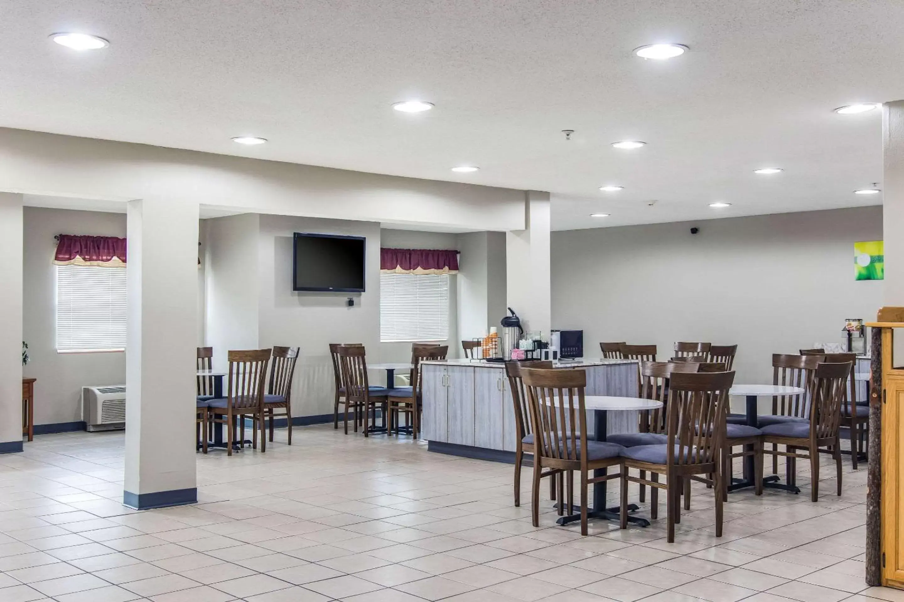 Lobby or reception, Restaurant/Places to Eat in Quality Inn & Suites Grove City-Outlet Mall