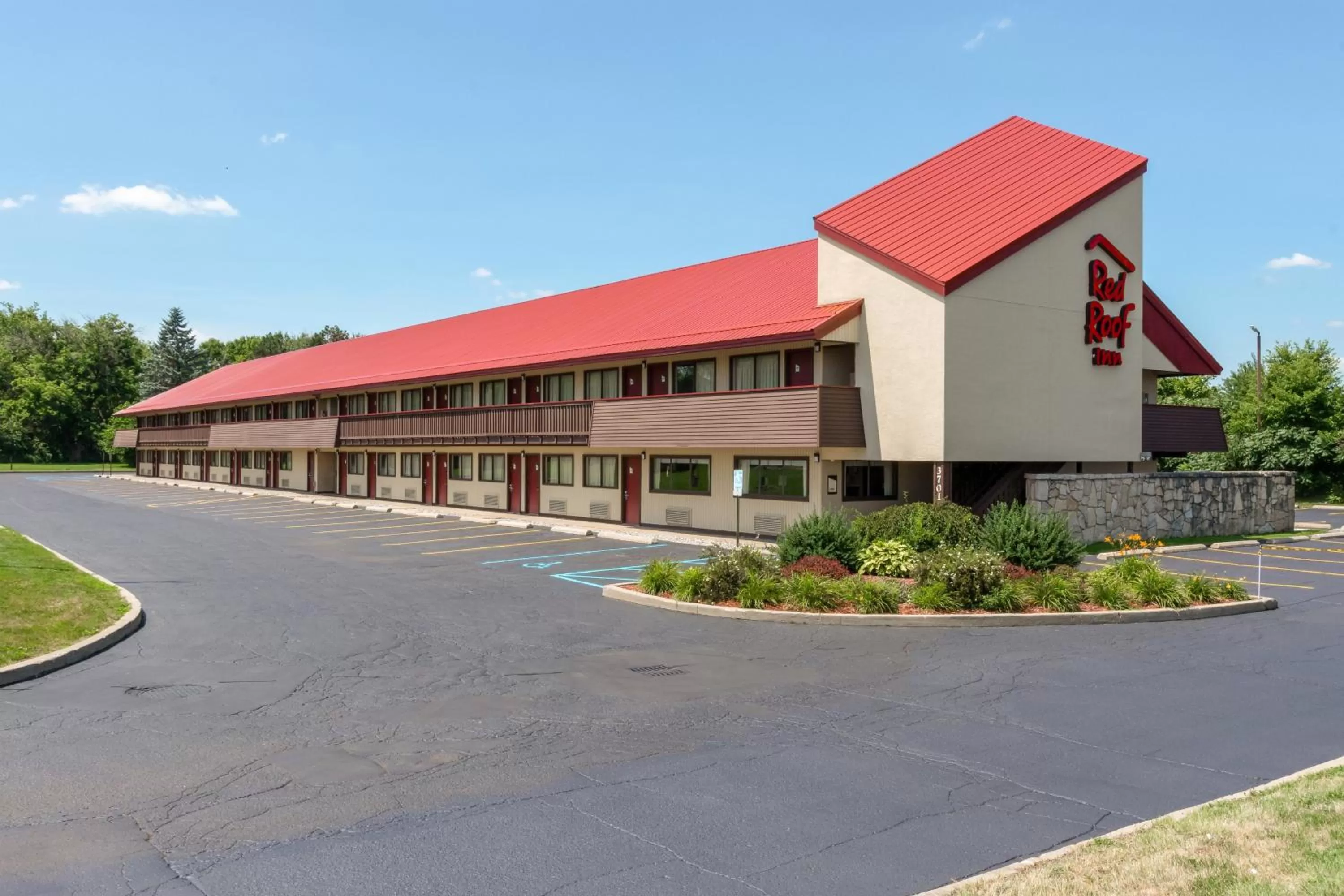 Property building in Red Roof Inn Kalamazoo East – Expo Center