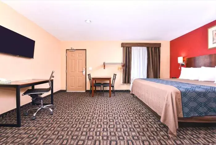 Bedroom, TV/Entertainment Center in Americas Best Value Inn-Near NRG Park/Medical Center