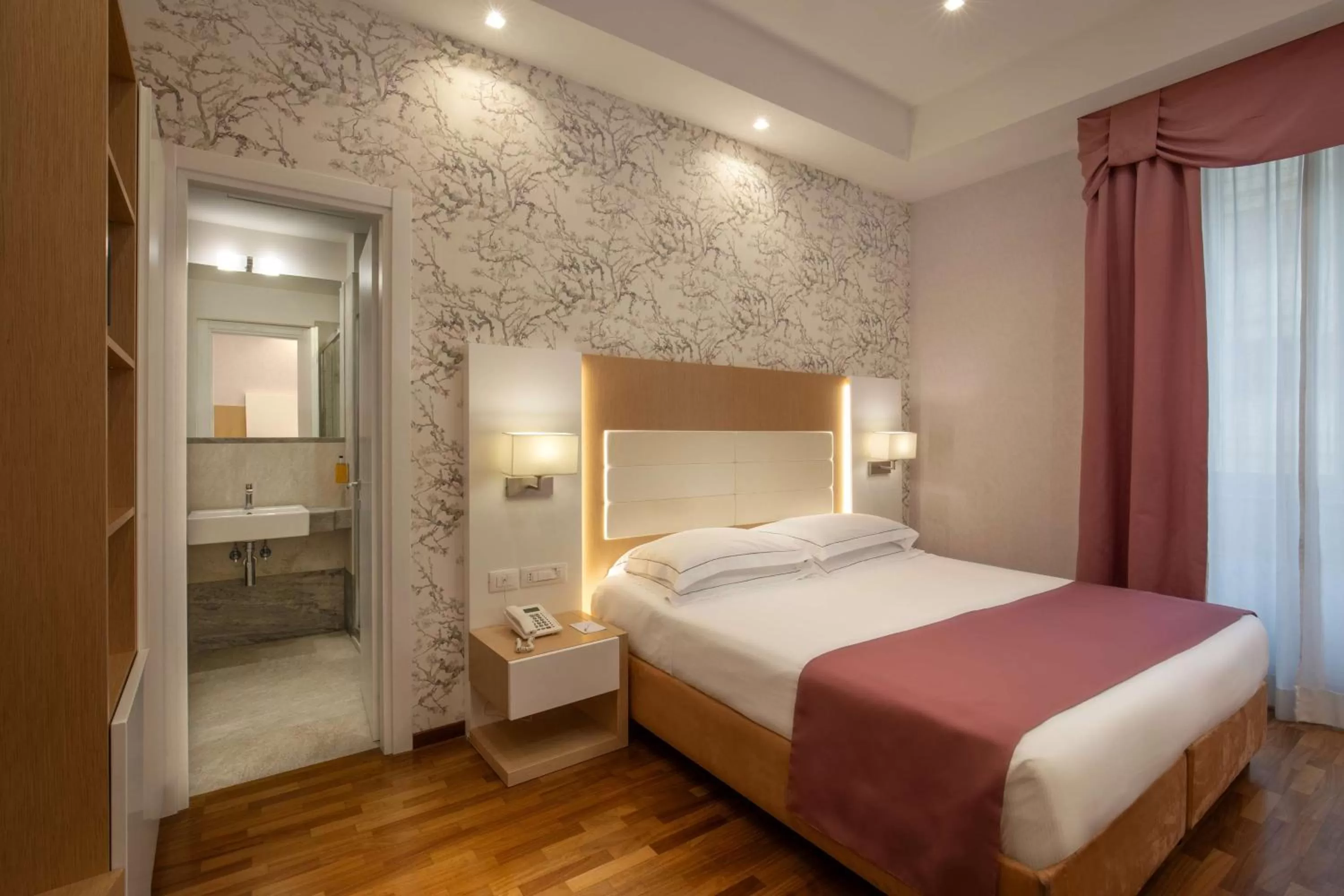 Bedroom, Bed in Hotel Diana Roof Garden