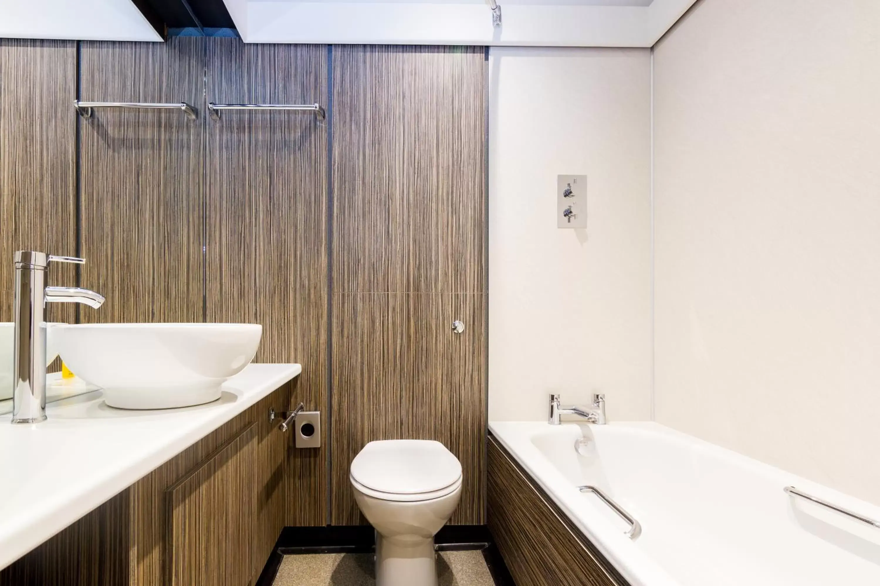 Shower, Bathroom in White Hart Hotel, BW Premier Collection