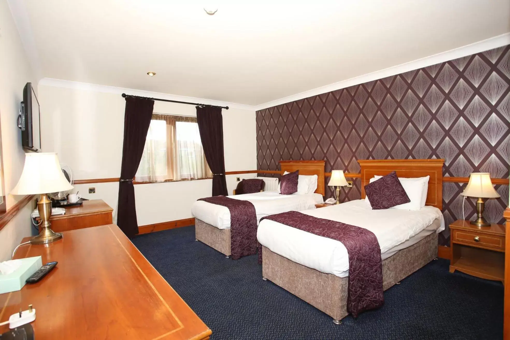 Bed in Best Western Woodlands Hotel