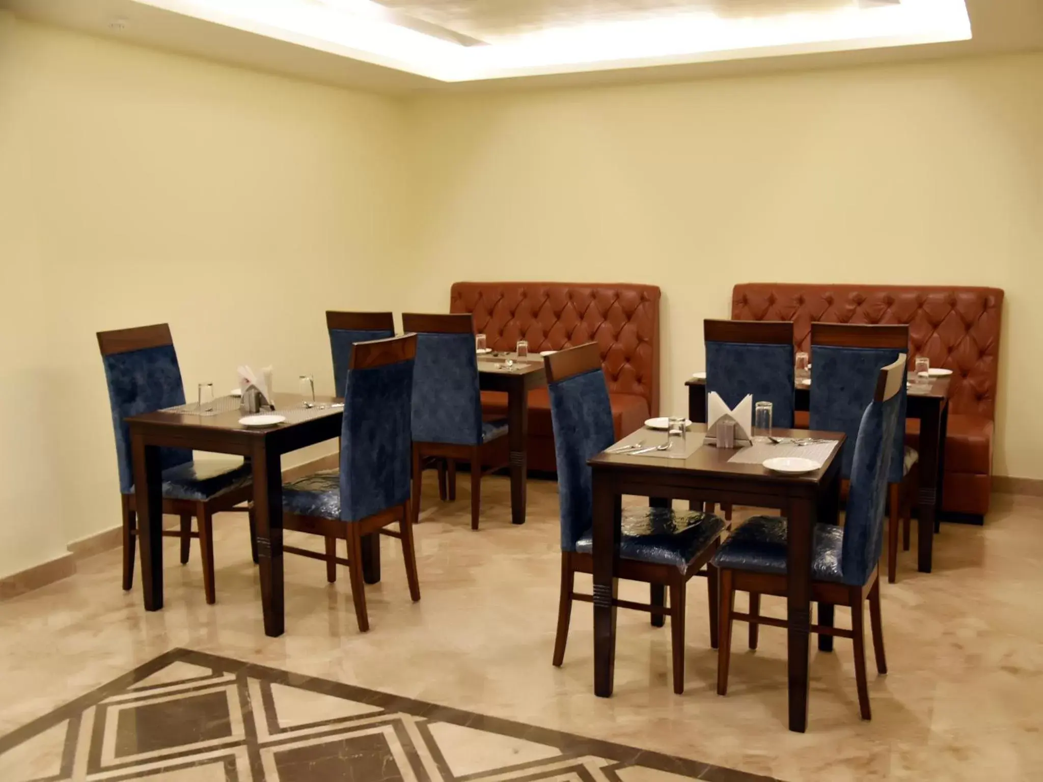 Restaurant/Places to Eat in Clarks Inn Suites Katra