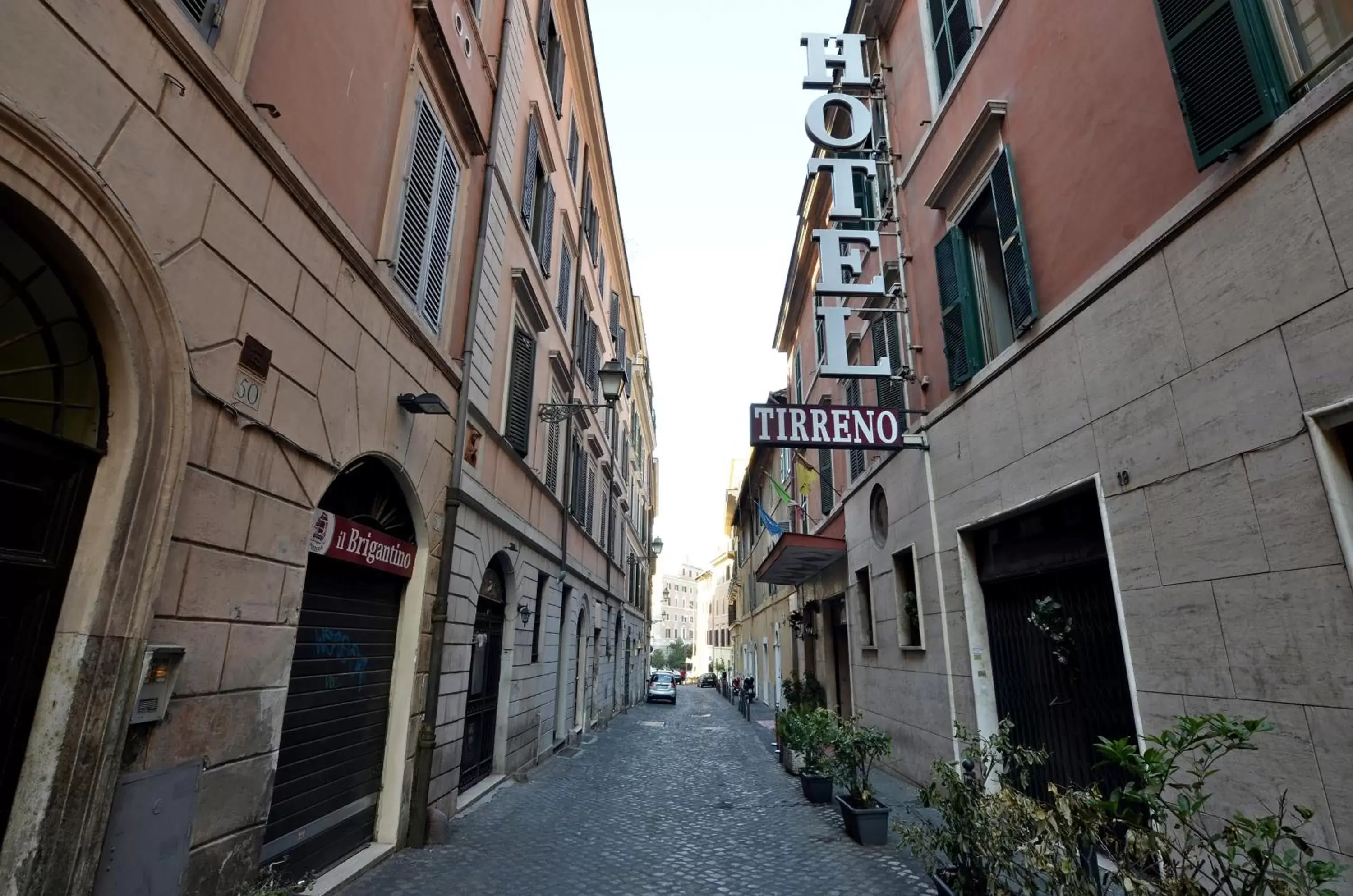 Restaurant/places to eat, Neighborhood in Hotel Tirreno