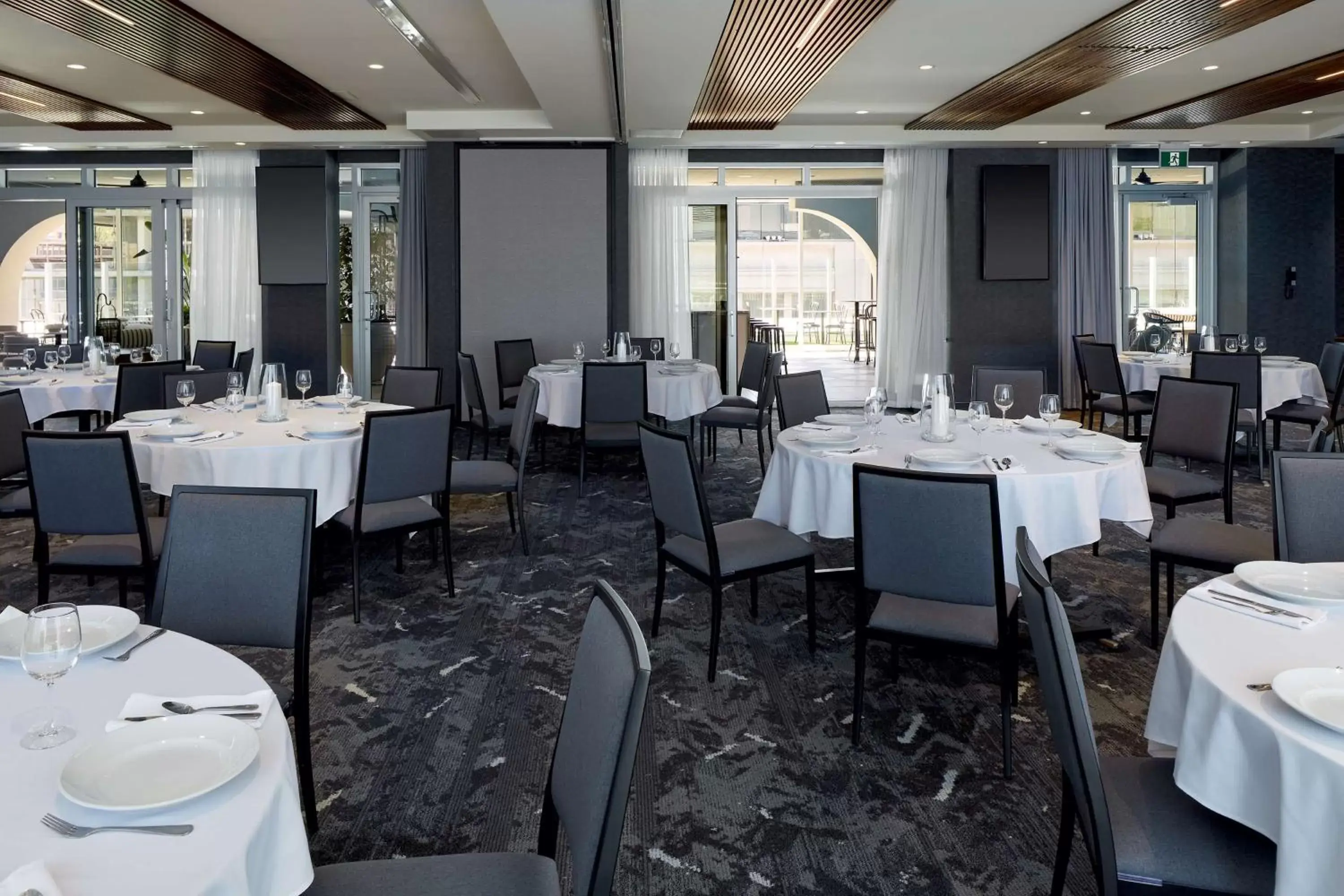 Meeting/conference room, Restaurant/Places to Eat in Homewood Suites By Hilton Montreal Downtown