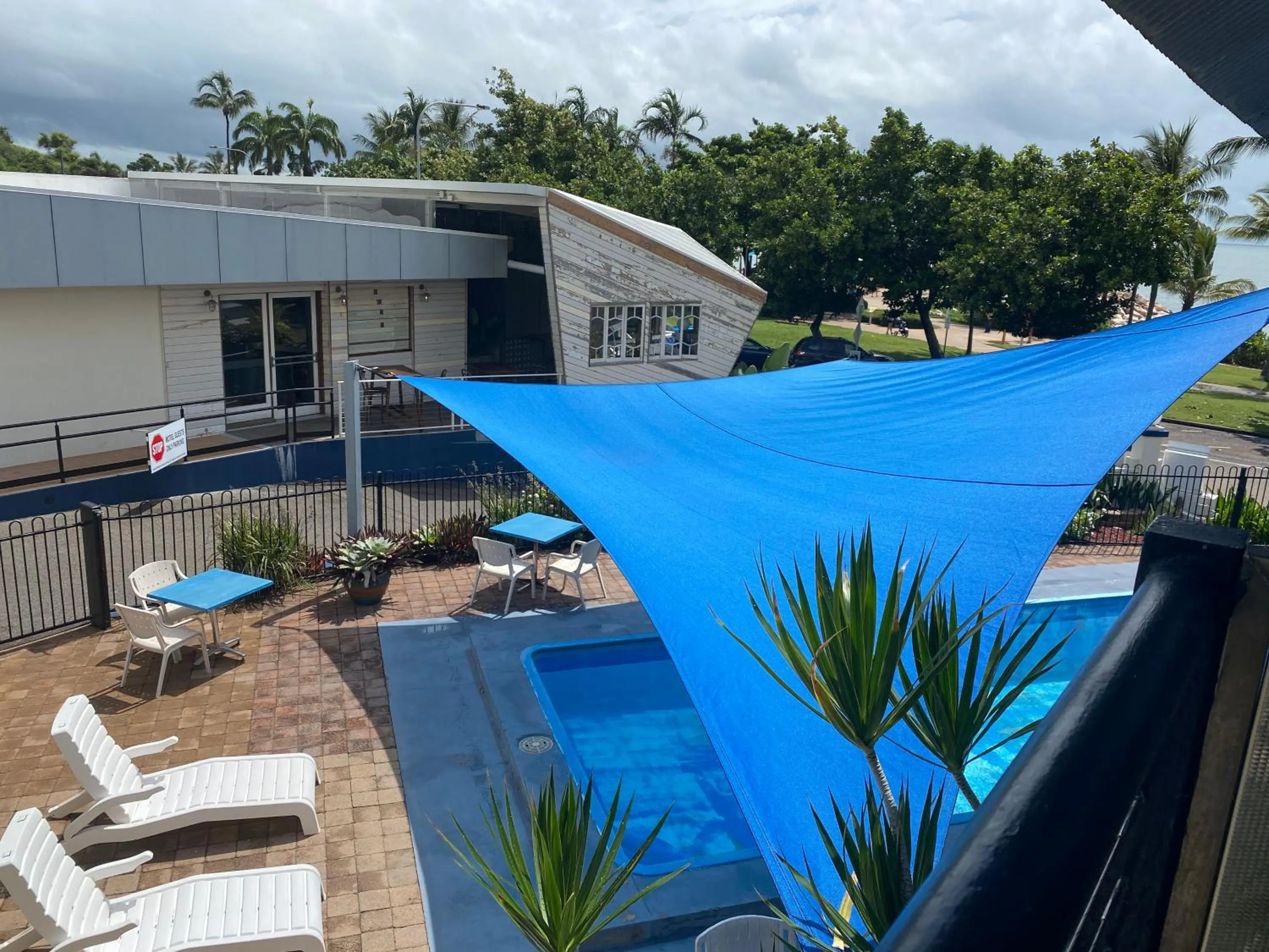 Swimming pool in Shoredrive Motel