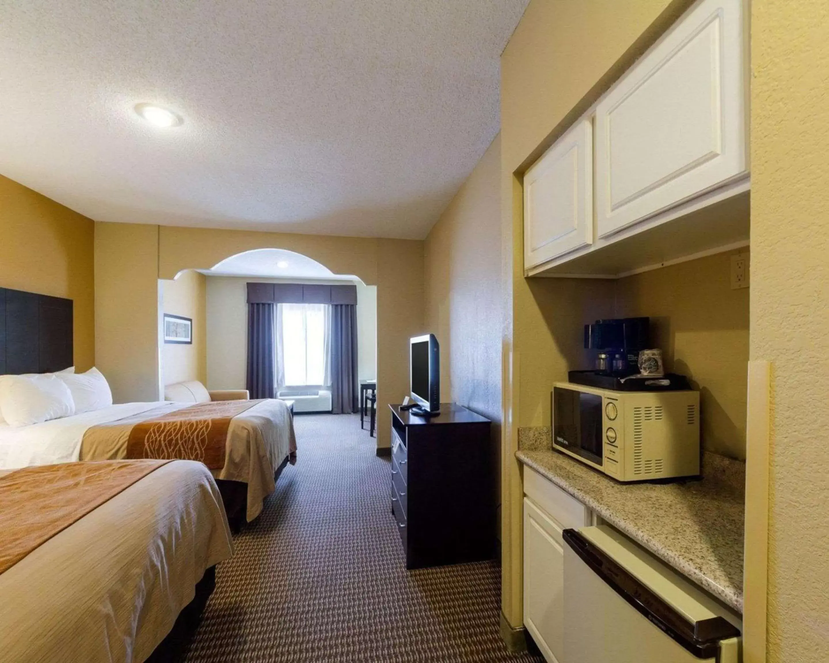 Photo of the whole room, Kitchen/Kitchenette in Comfort Inn & Suites Burnet