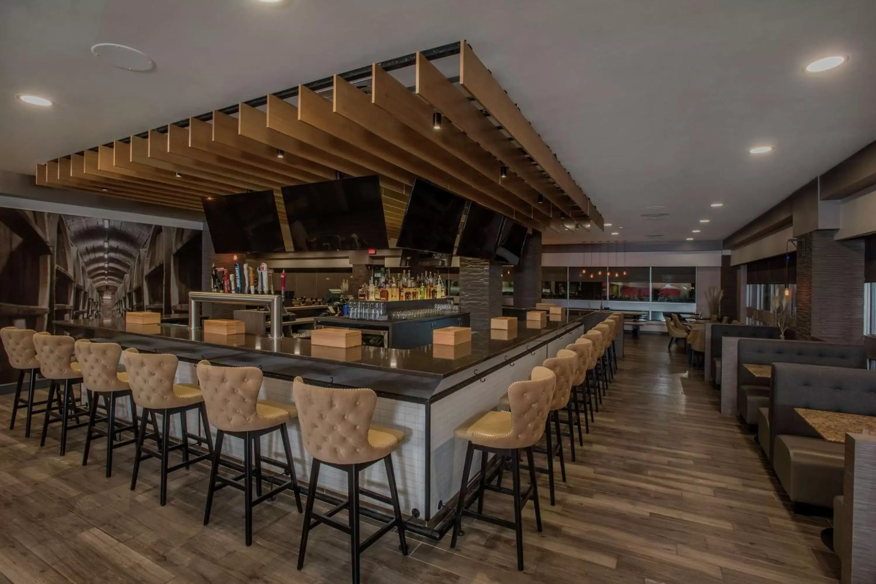Lounge or bar, Restaurant/Places to Eat in Hilton Winnipeg Airport Suites