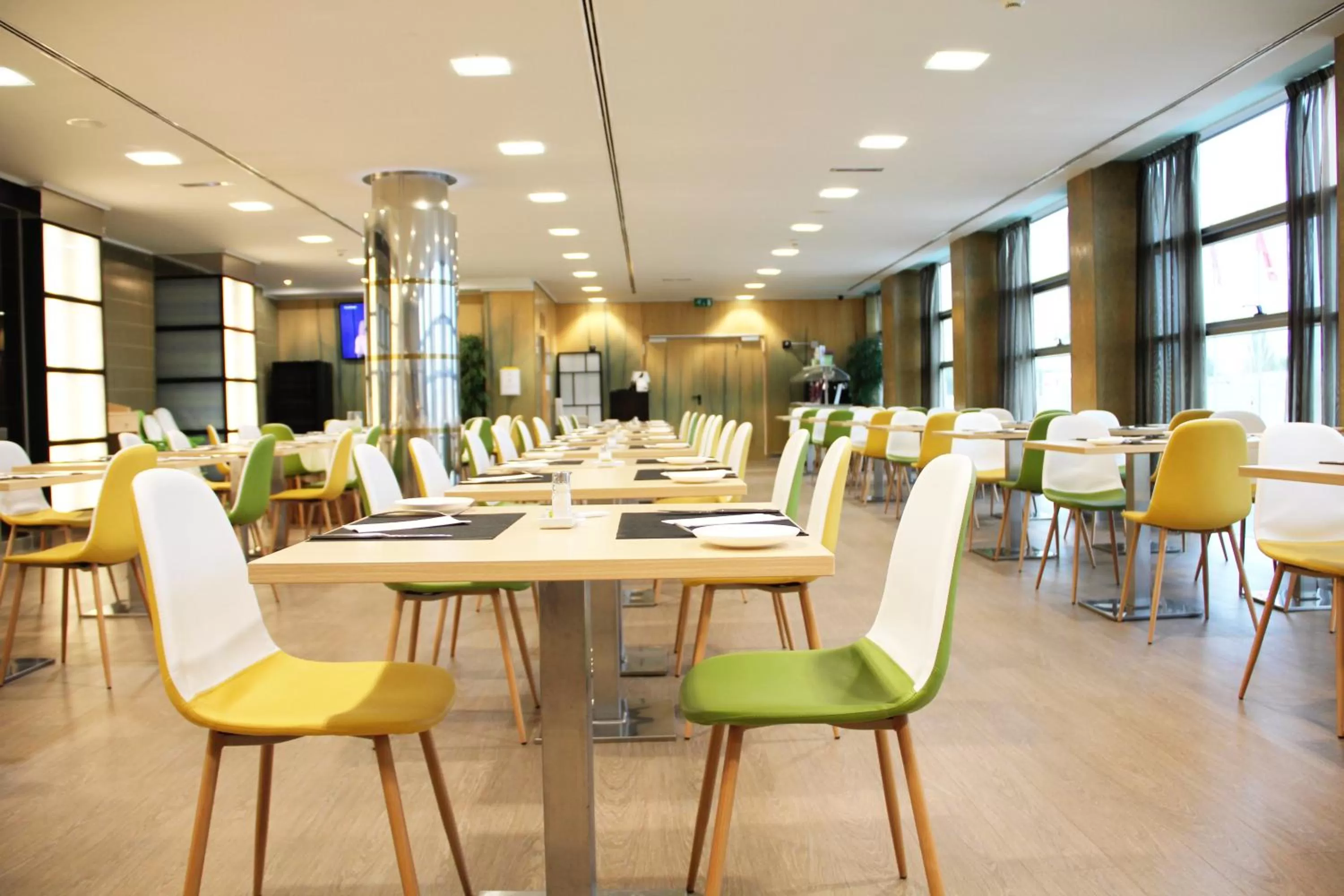 Restaurant/places to eat in Hotel Crowne Plaza Madrid Airport