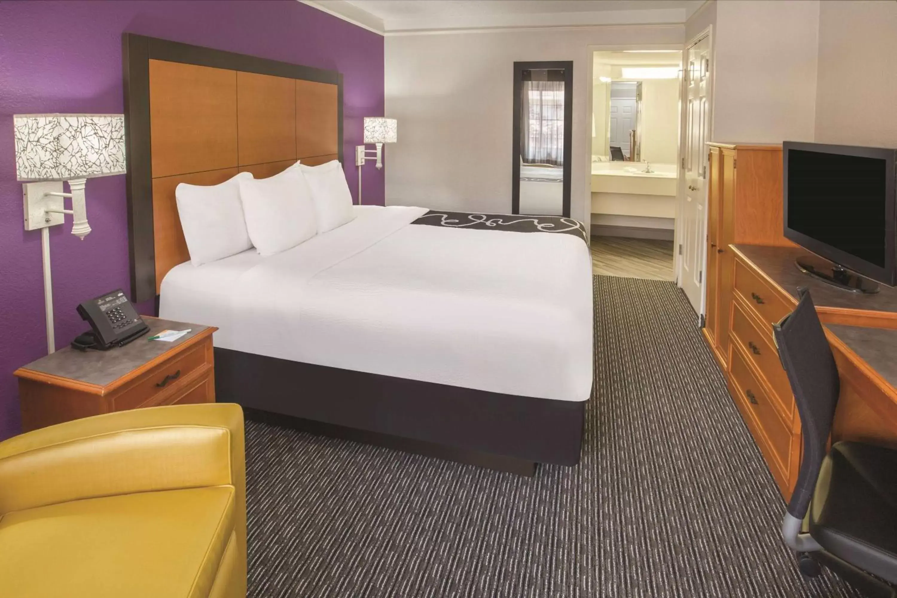 Photo of the whole room, Bed in Howard Johnson by Wyndham Sacramento Downtown