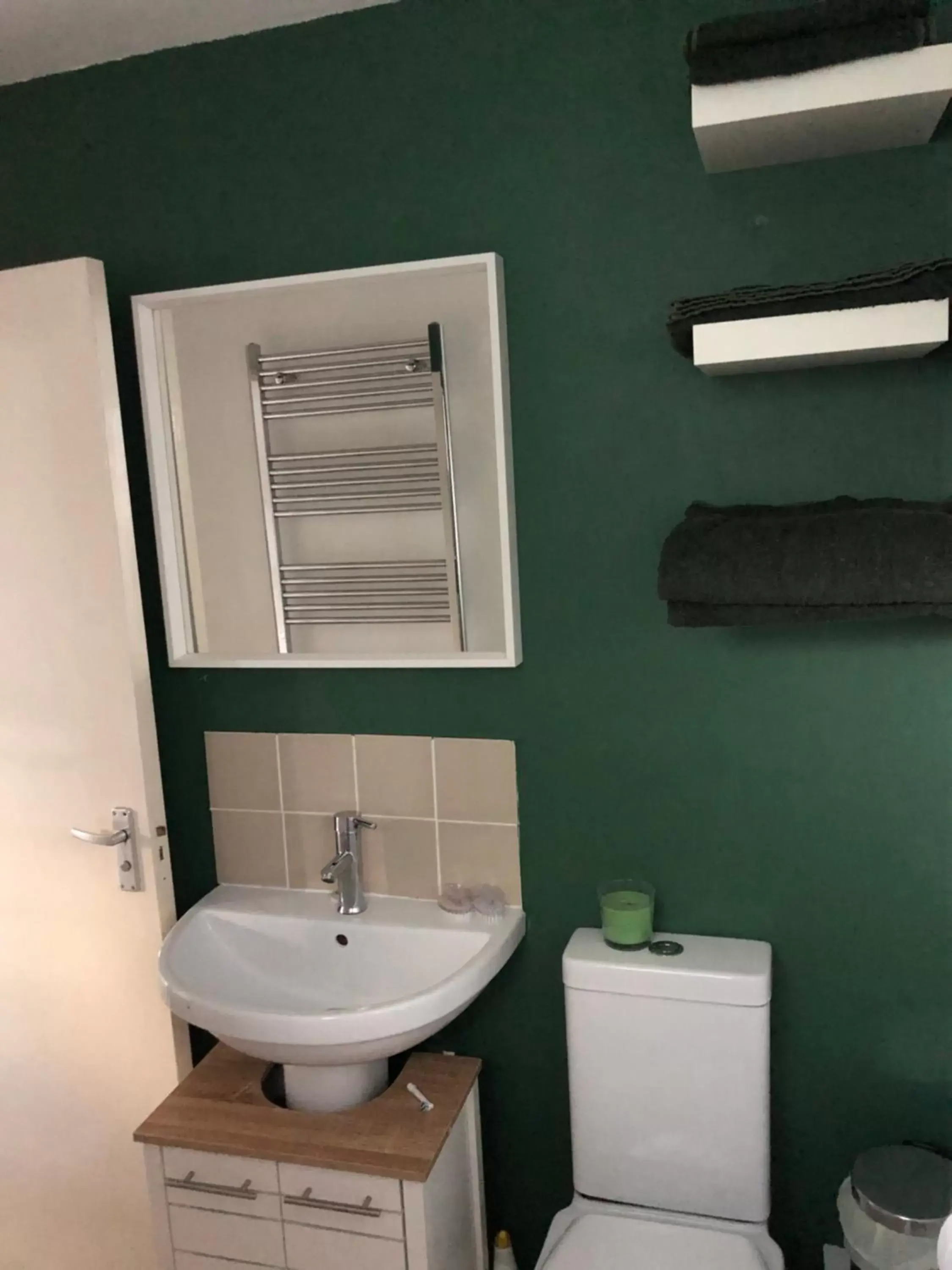 Bathroom in Home from home, close to Redditch hospital & transport links