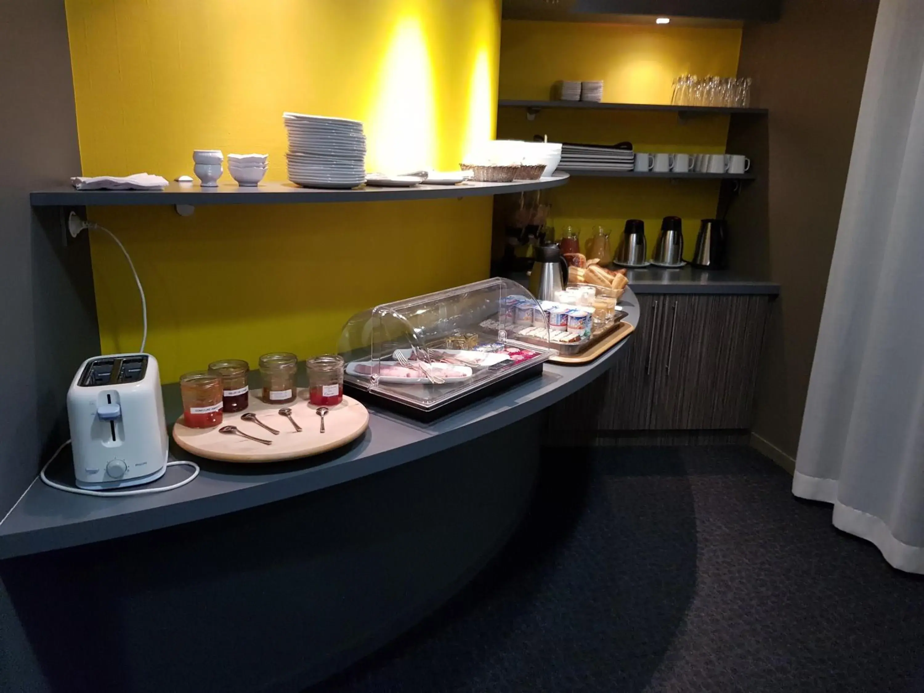 Food and drinks in Logis Hôtel A la Bonne Auberge Food and drinks in Logis Hôtel A la Bonne Auberge