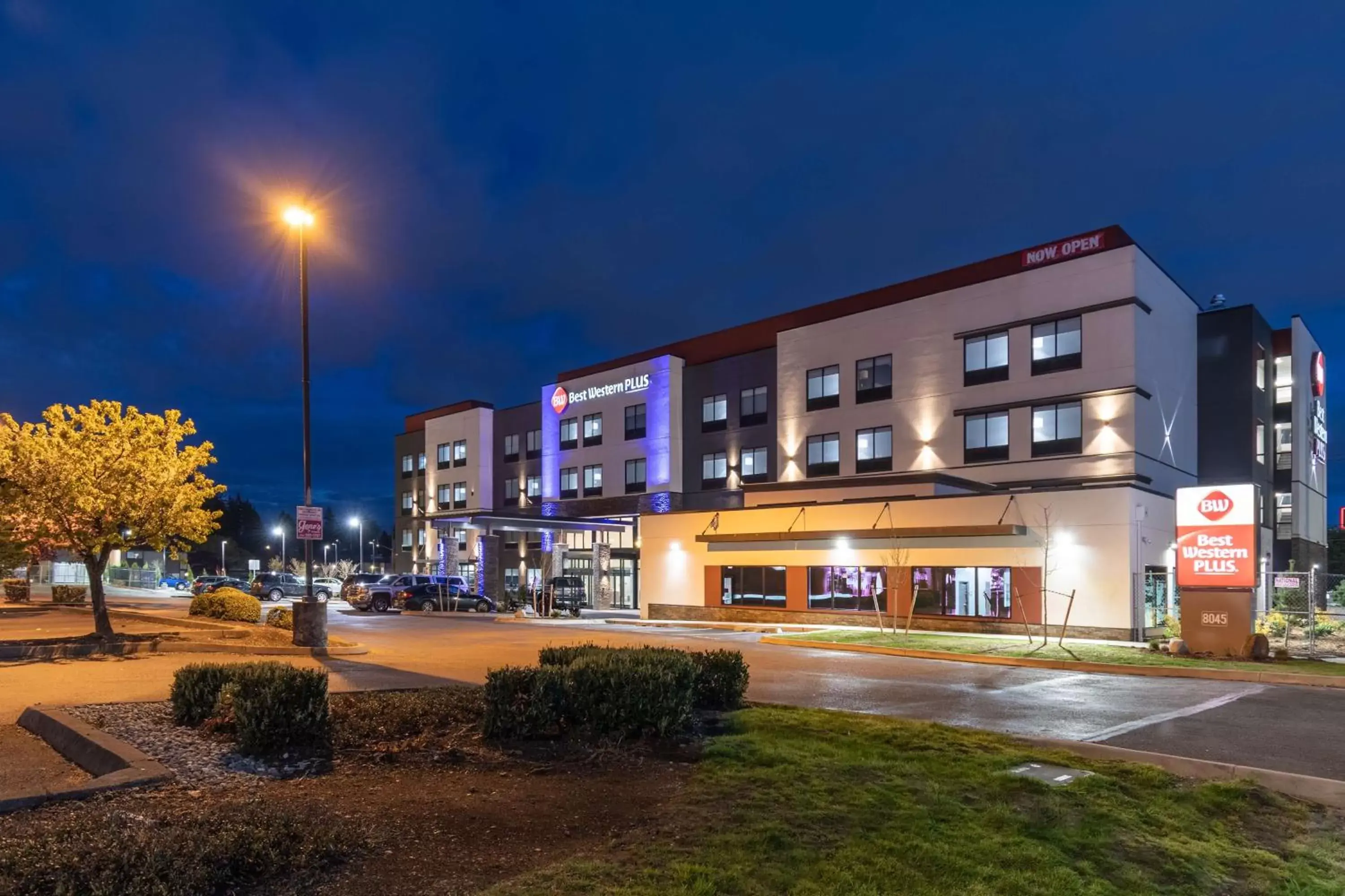 Property Building in Best Western Plus Tacoma Hotel