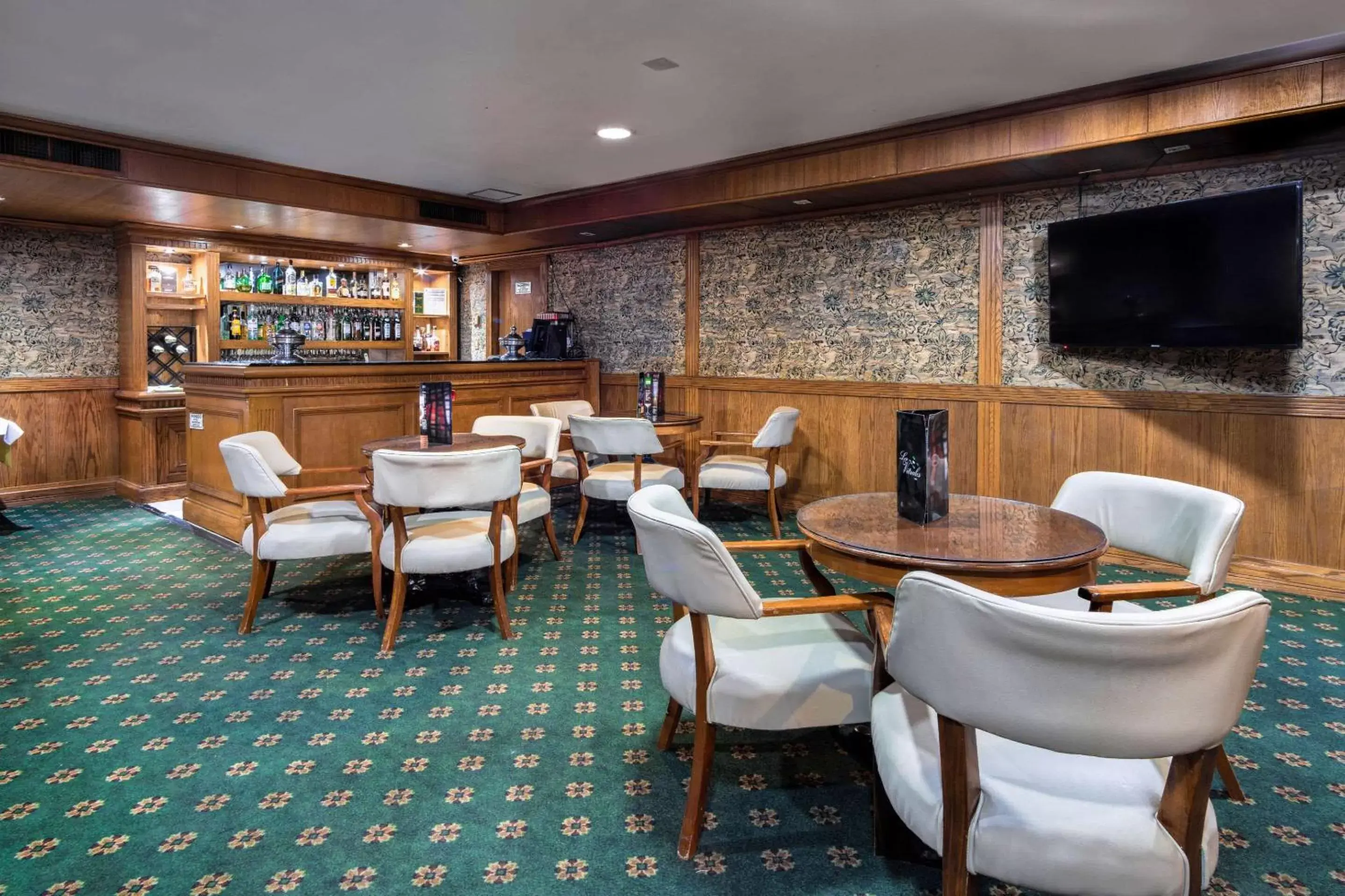 Lounge or bar, Lounge/Bar in Quality Inn & Suites Saltillo Eurotel