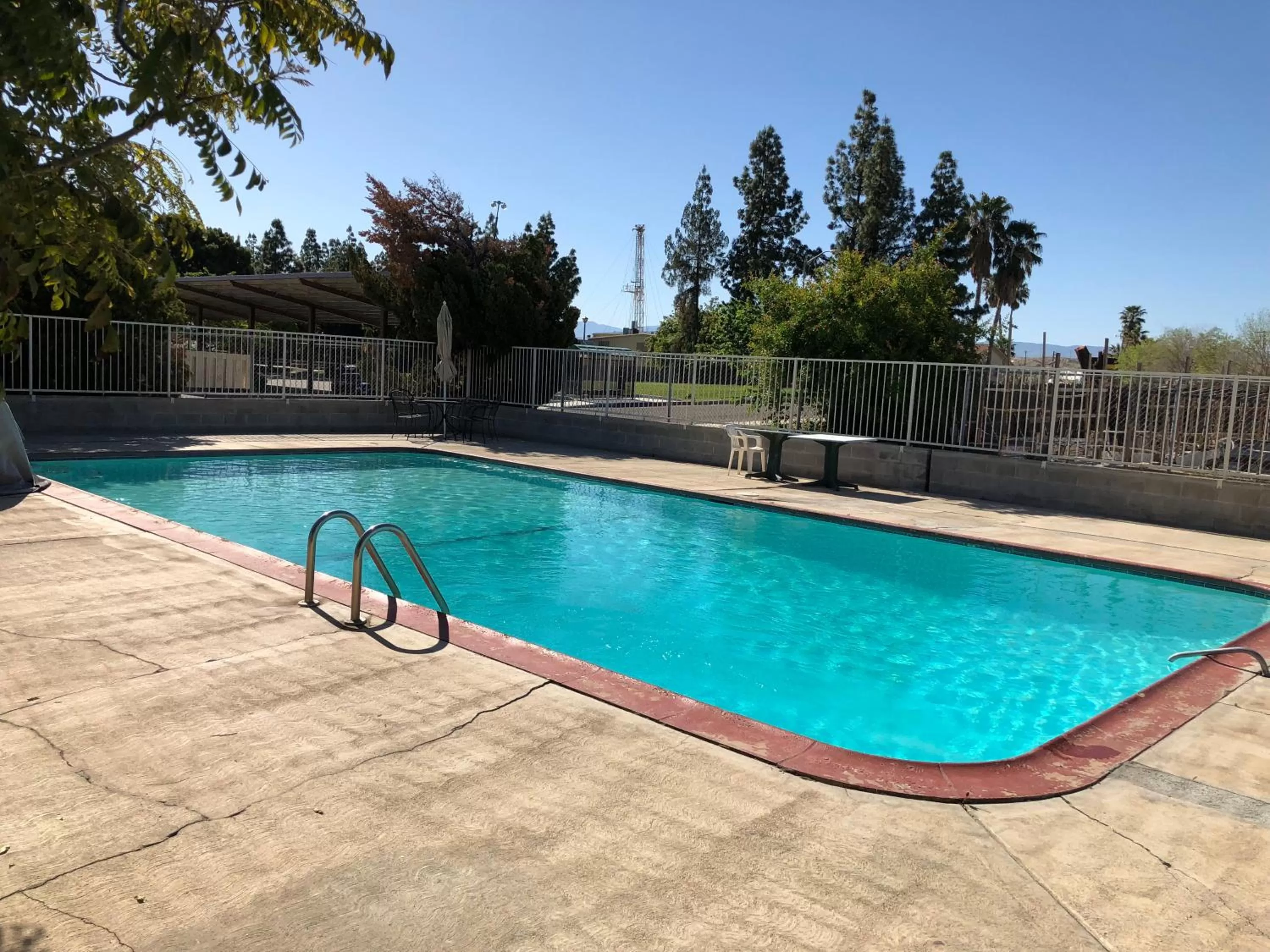 Swimming Pool in Toppers Motel